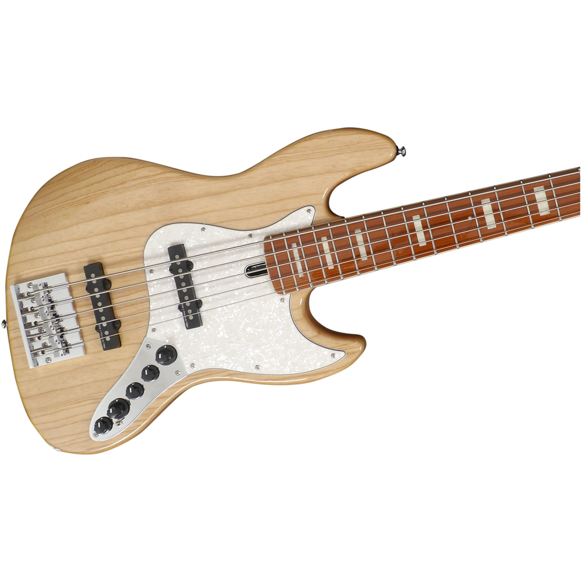 Beyaz pena korumalı ve gümüş donanımlı açık kahverengi elektro bas gitar.