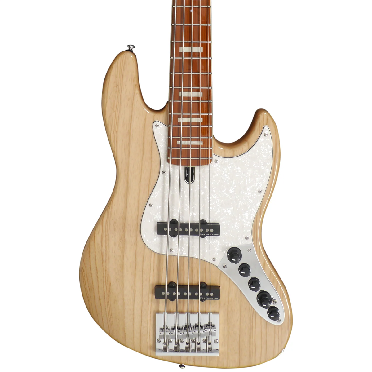 Ahşap damarlı açık renkli bas gitar gövdesi, beyaz pena koruması ve beş tel.