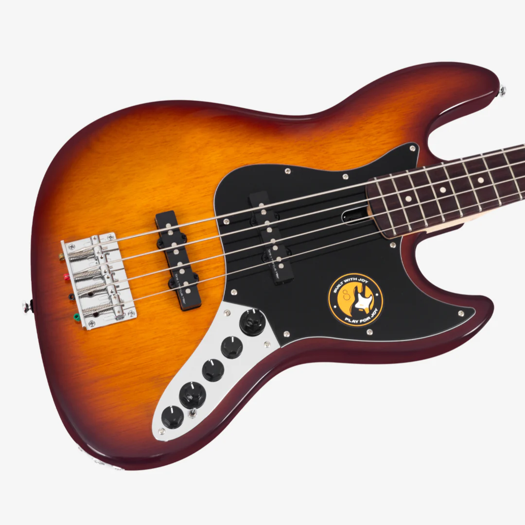 Siyah manyetikli ve gümüş donanımlı, beyaz arka plan üzerinde sunburst bas gitar.