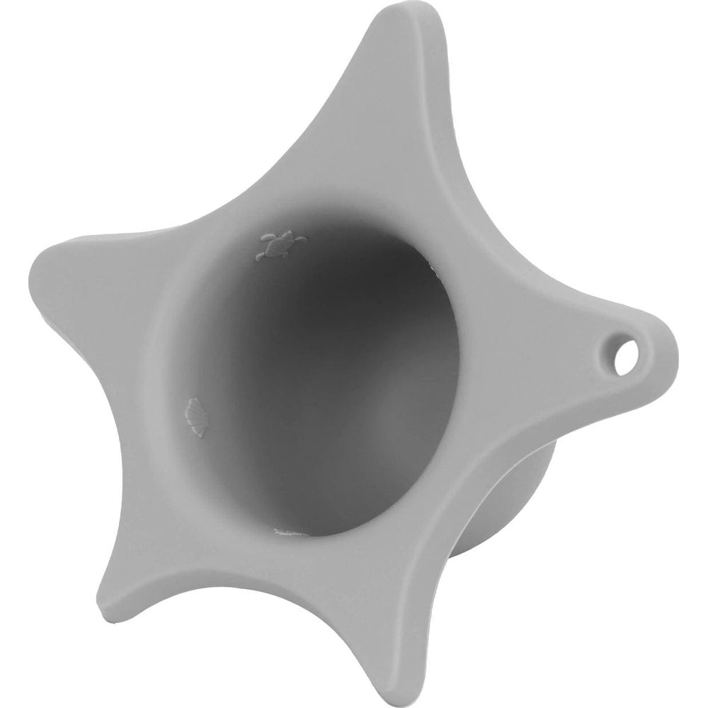 Un imbuto in silicone grigio a forma di stella con disegni di tartaruga e conchiglia.