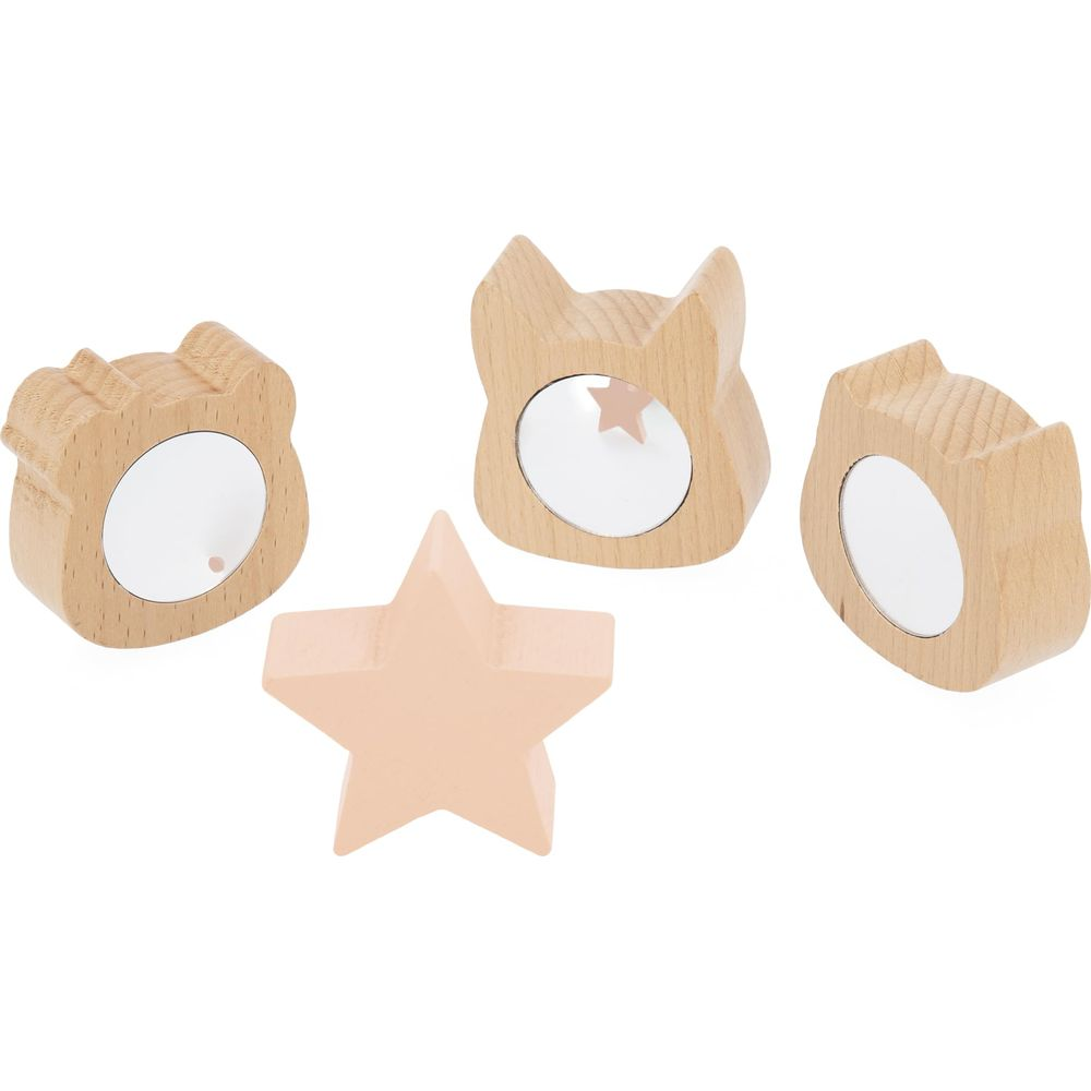Trois miroirs en bois en forme d'animal et un jouet étoile pêche sur fond blanc.