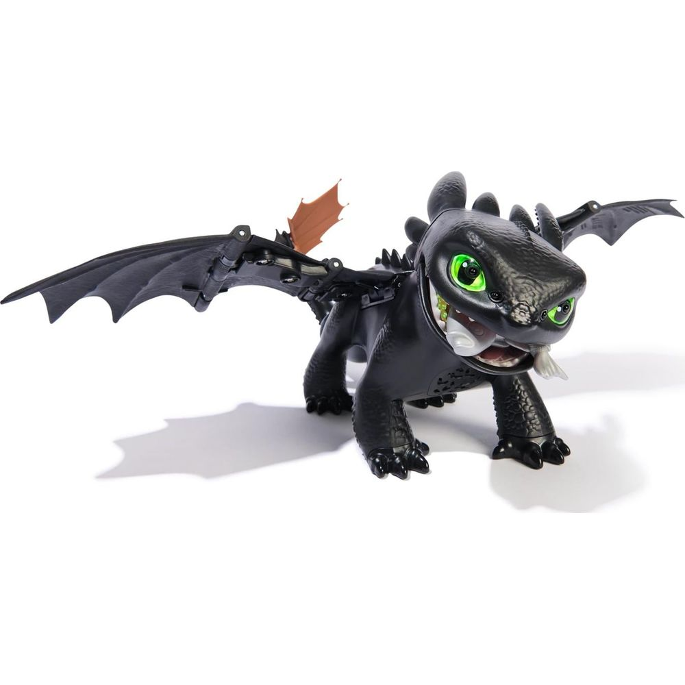 Un dragon noir aux yeux verts et ailes déployées se tient sur fond blanc.