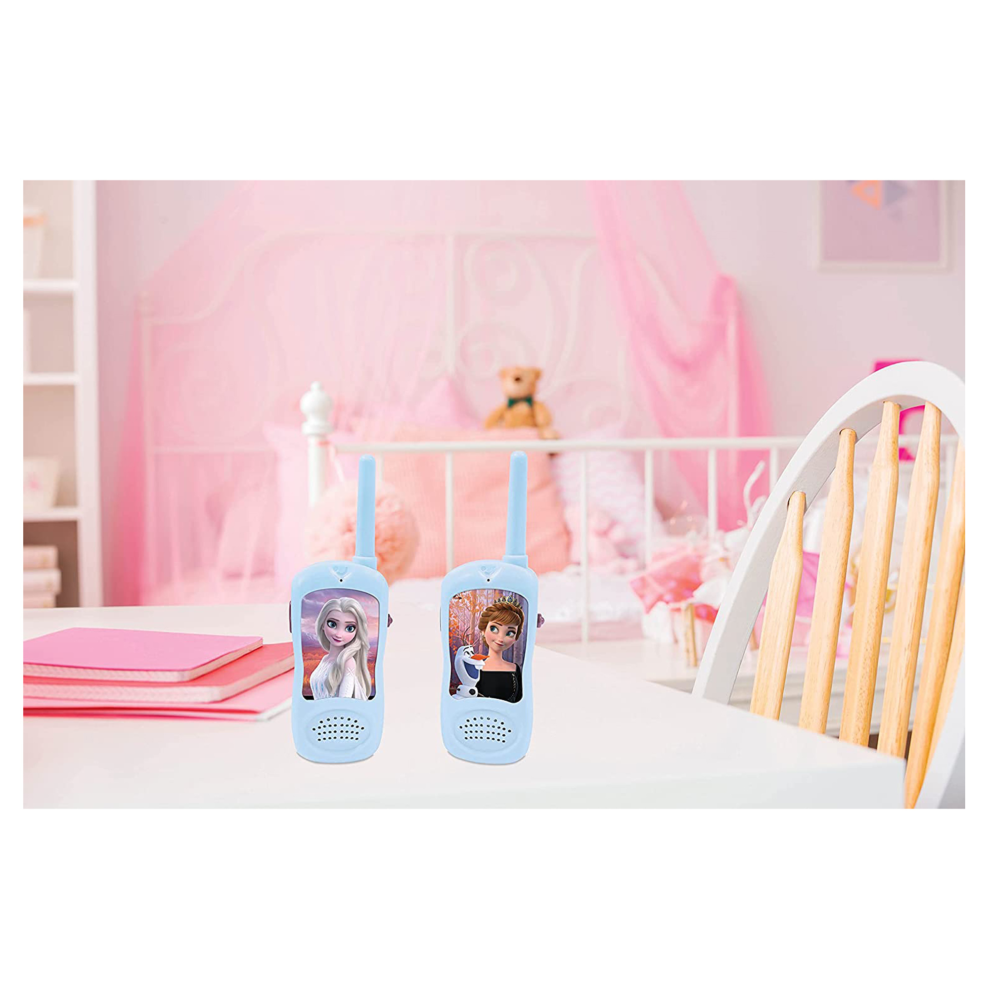 Zwei blaue Walkie-Talkies mit Disney-Figuren auf einem Tisch in einem Kinderzimmer.