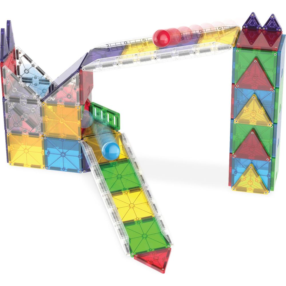 Ein farbenfrohes Magnetspielzeug-Set mit einer Kugelbahn, auf der eine blaue Kugel rollt.