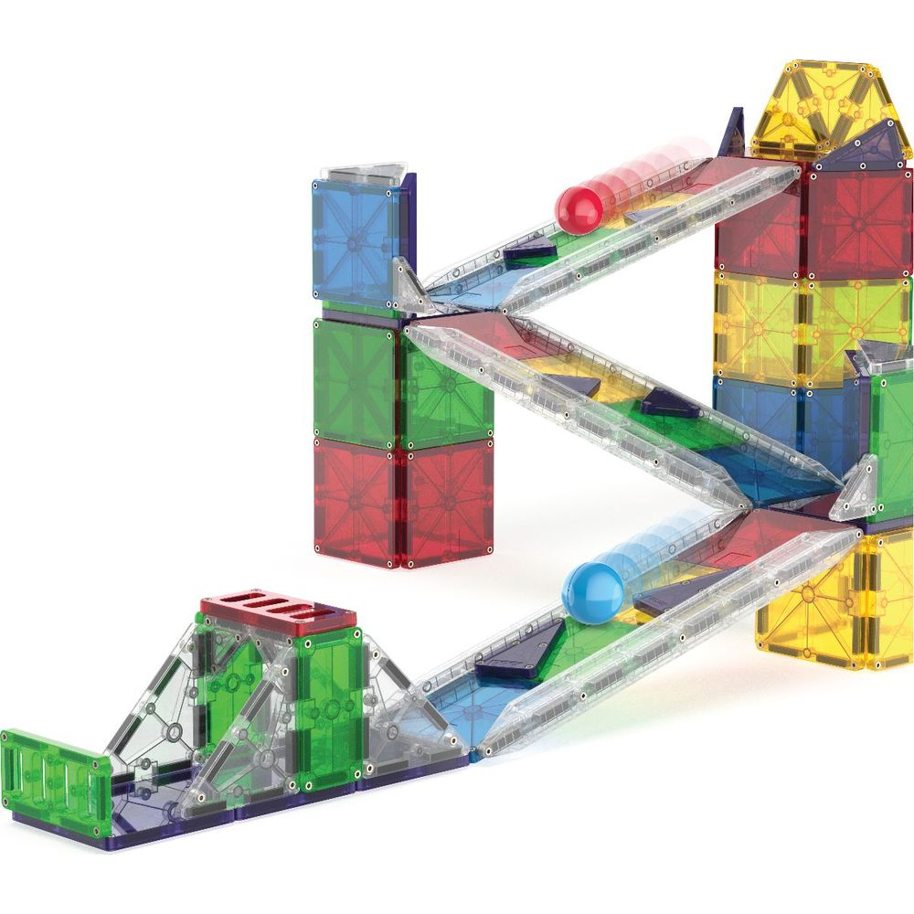 Bunte Magnetbausteine bilden eine Kugelbahn mit roten und blauen Kugeln.