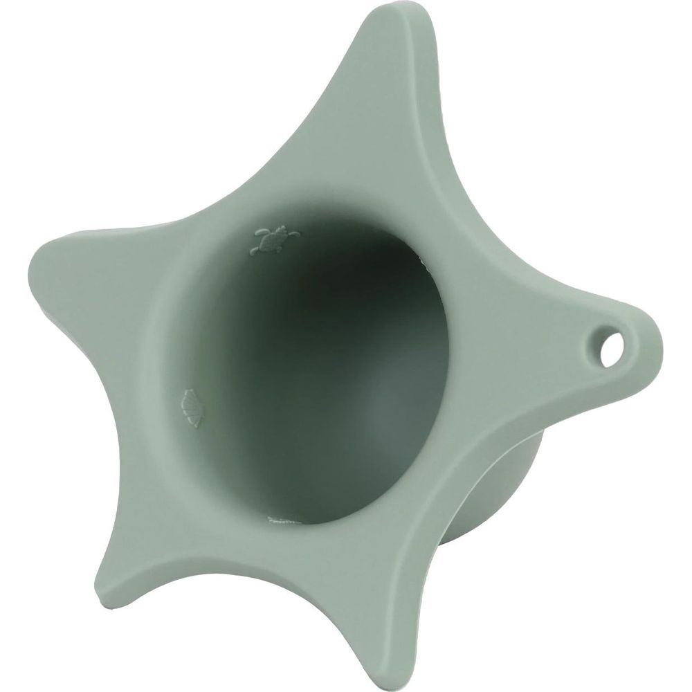 Una tazza verde salvia a forma di stella con un foro su una punta.
