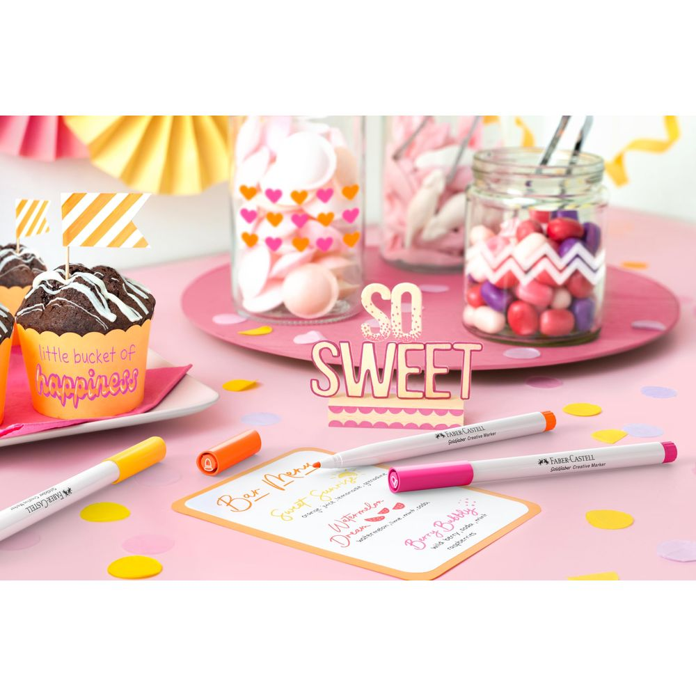 Schokoladenmuffins mit Glasur, Gläser mit Süßigkeiten und "SO SWEET"-Schriftzug.