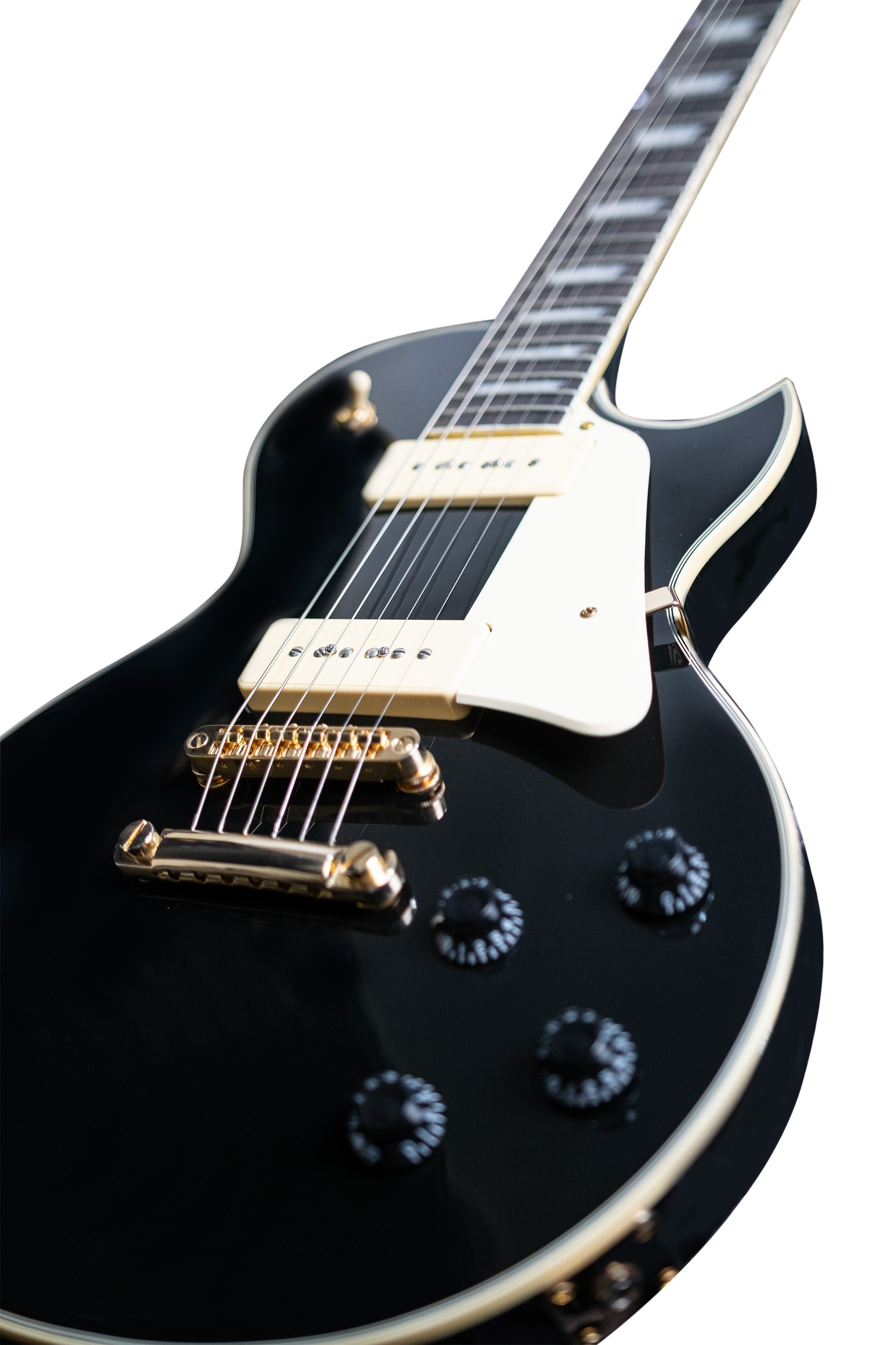Altın donanımlı siyah elektro gitar, yakın çekim.