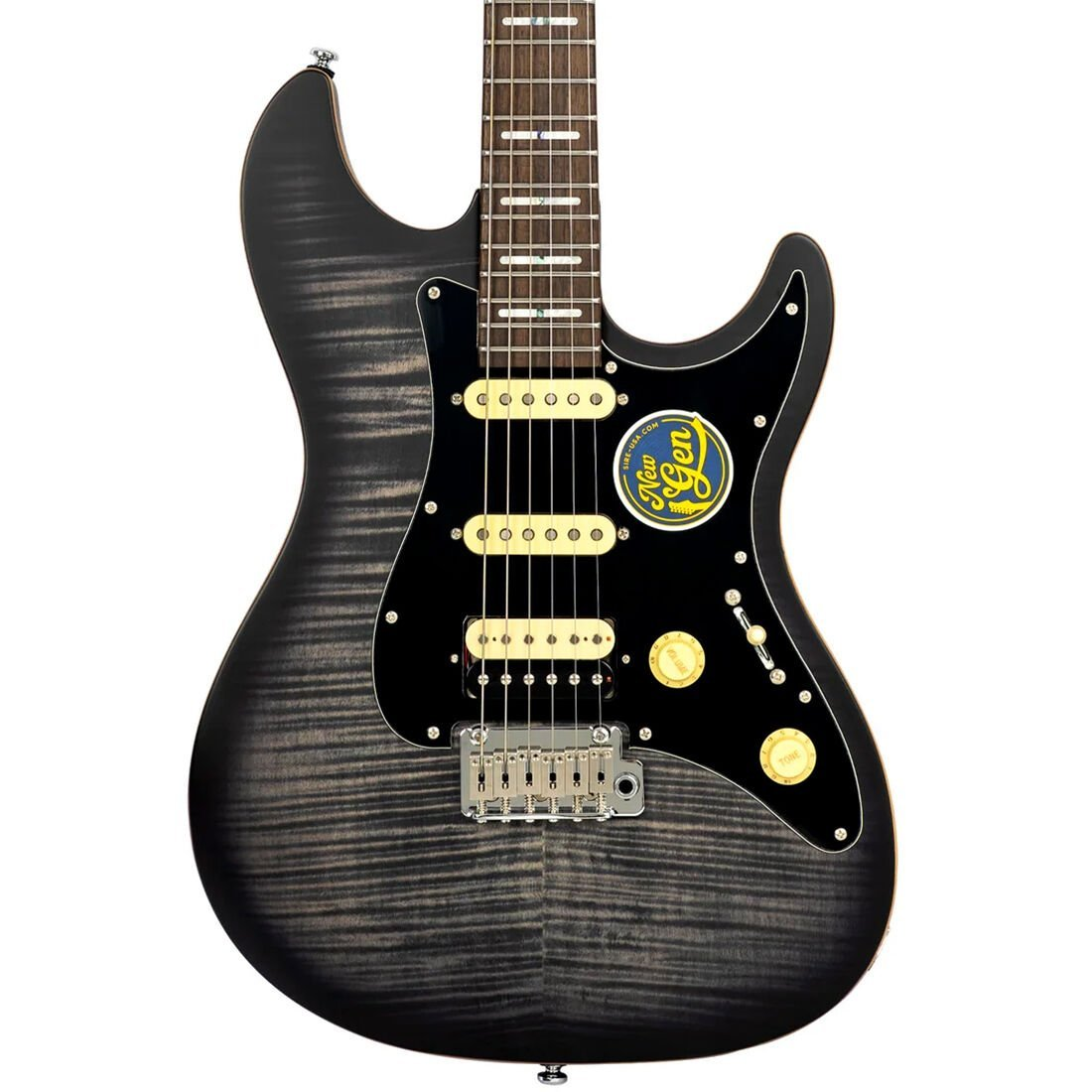 Siyah gövdeli, alev desenli elektro gitar.
