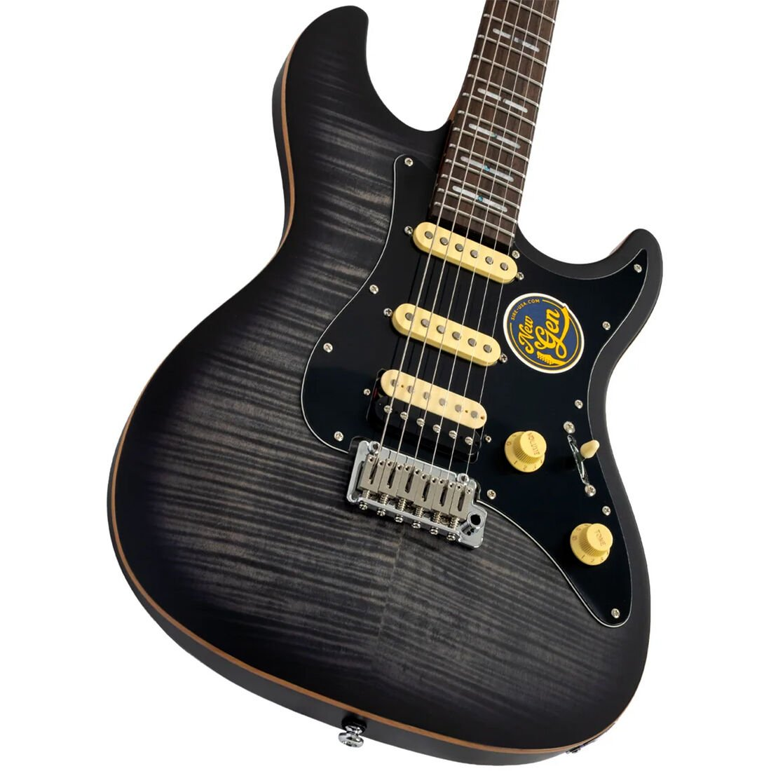 Alev desenli siyah elektro gitar, üç krem rengi manyetik ve altın donanıma sahip.