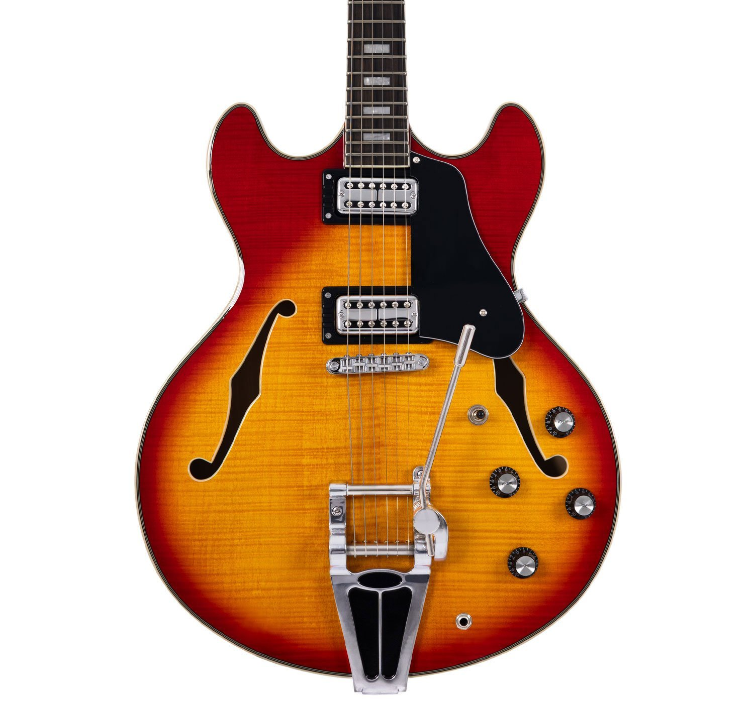 Krom donanımlı, F delikli, kırmızı ve sarı renkli elektro gitar, beyaz arka planda.
