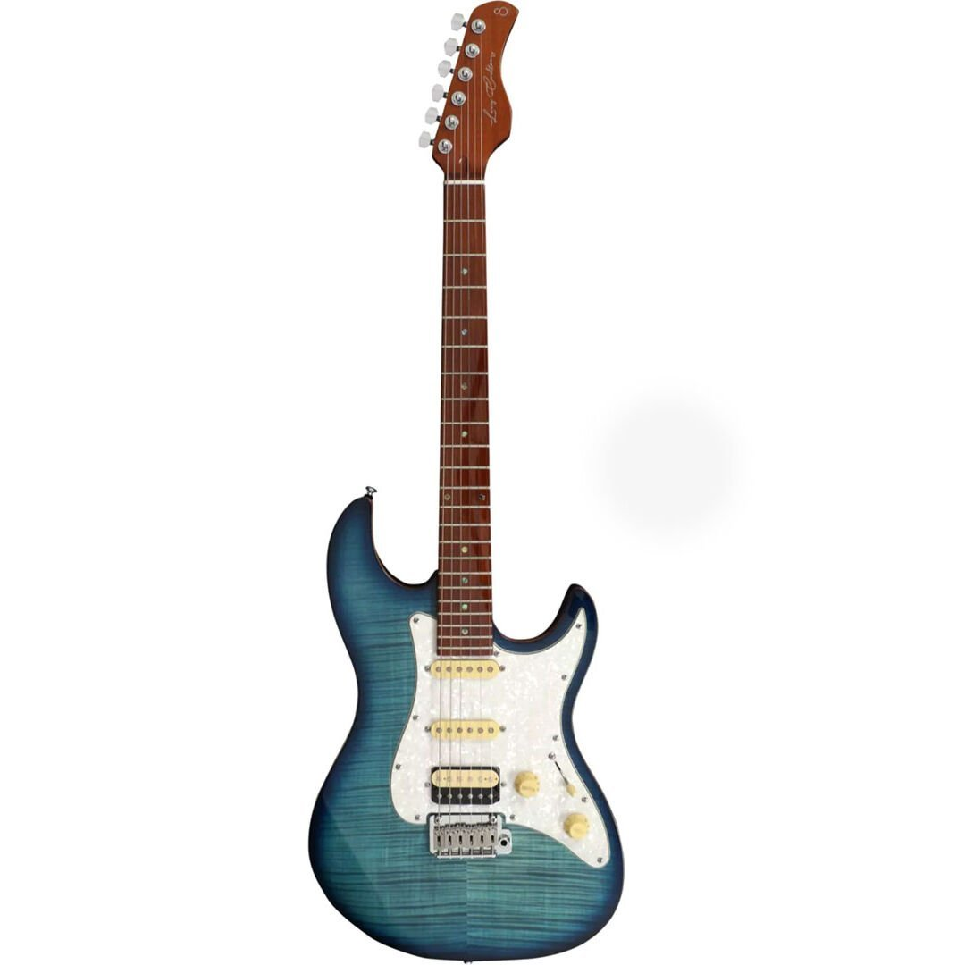 Beyaz pena korumalı ve krom donanımlı mavi elektro gitar, beyaz arka planda.