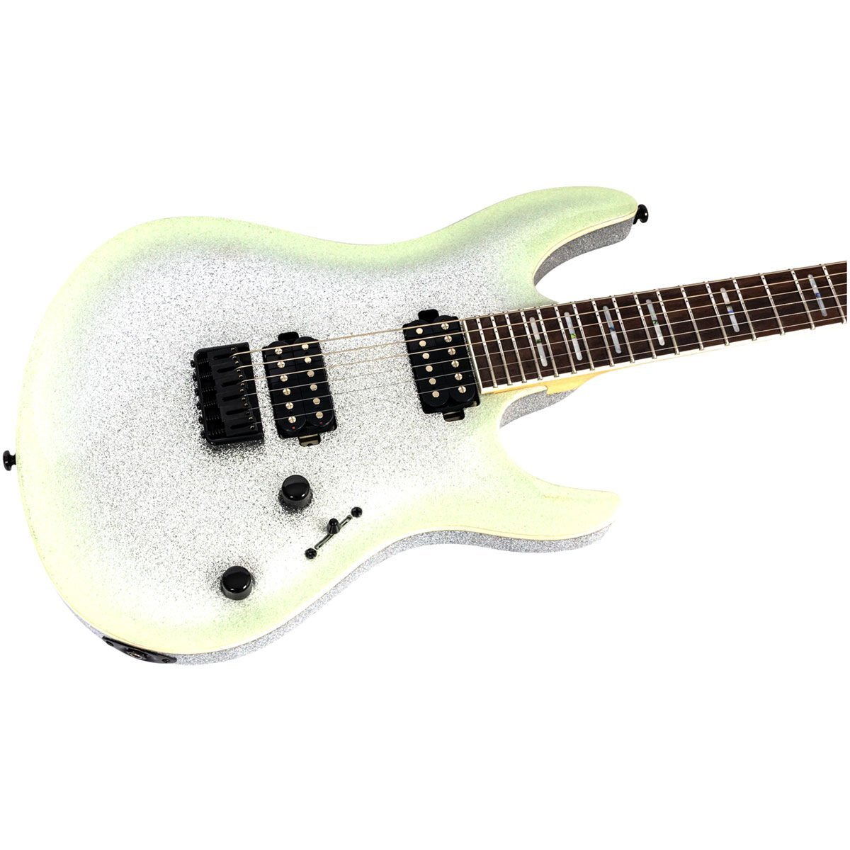 Siyah manyetiklere ve tellere sahip parlak beyaz elektro gitar.