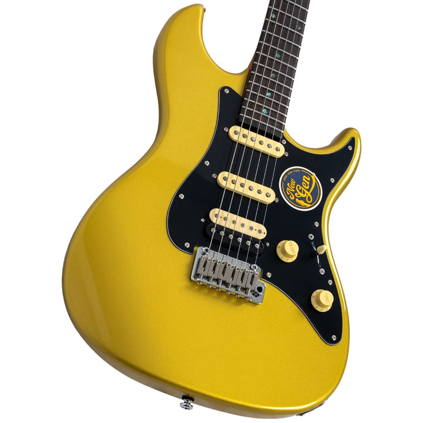 Siyah pickguardlı ve krem rengi manyetikli altın elektrik gitar.