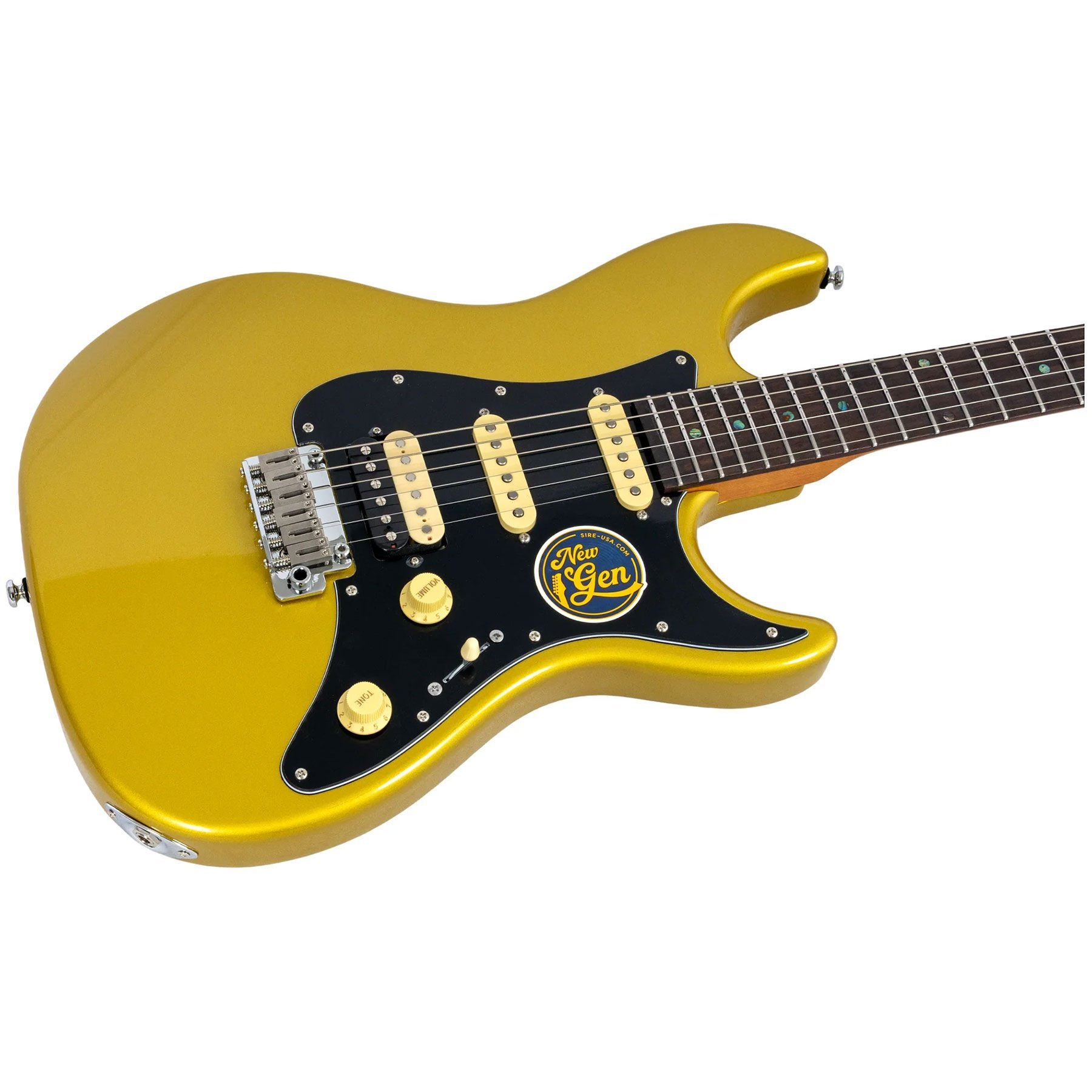 Altın rengi elektro gitar, siyah pena korumalı ve bej manyetikli.