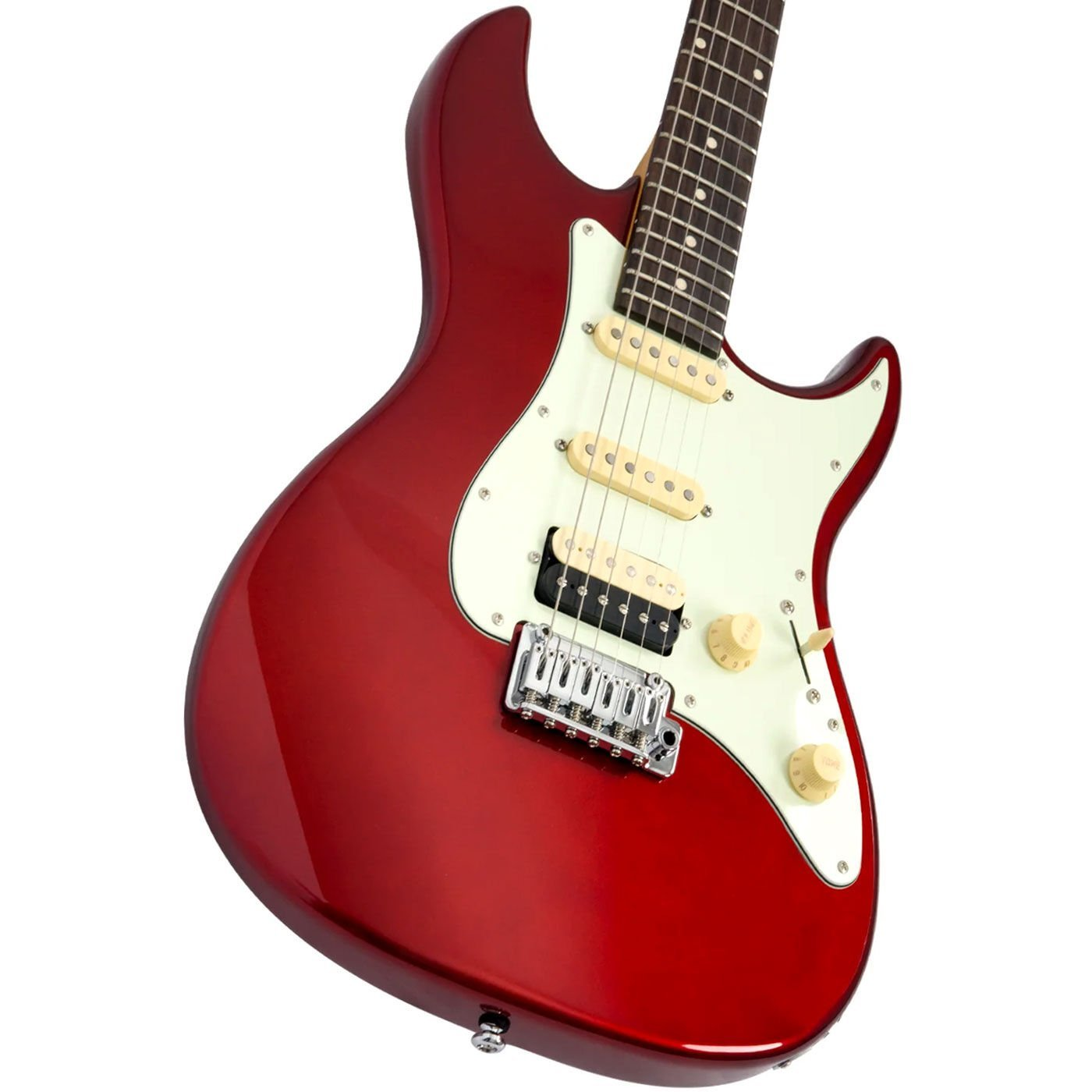 Parlak kırmızı elektro gitar, beyaz pena koruyucu ve krom donanımlı, beyaz arka planda.