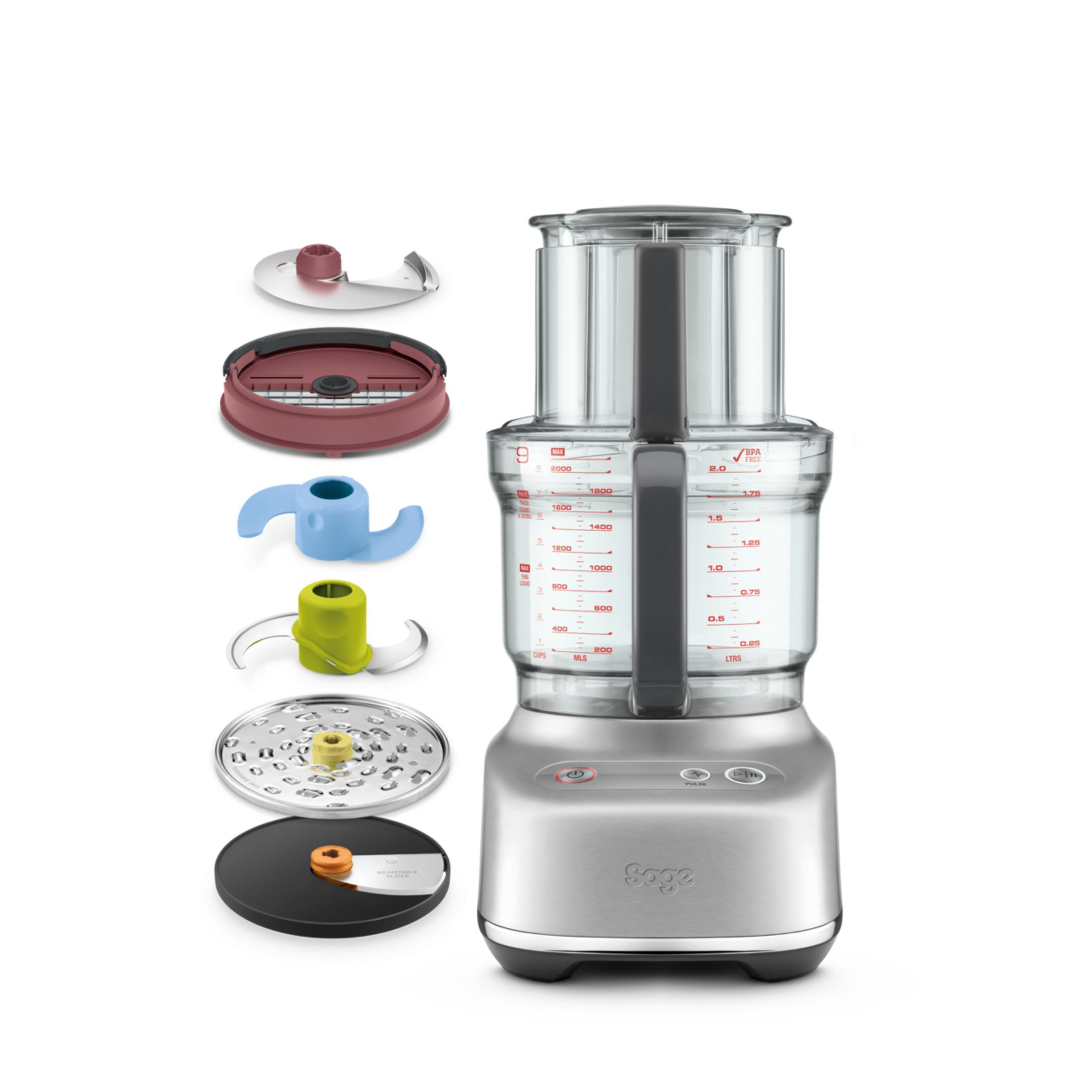 Un robot da cucina argentato con accessori: misurino, lame, dischi.