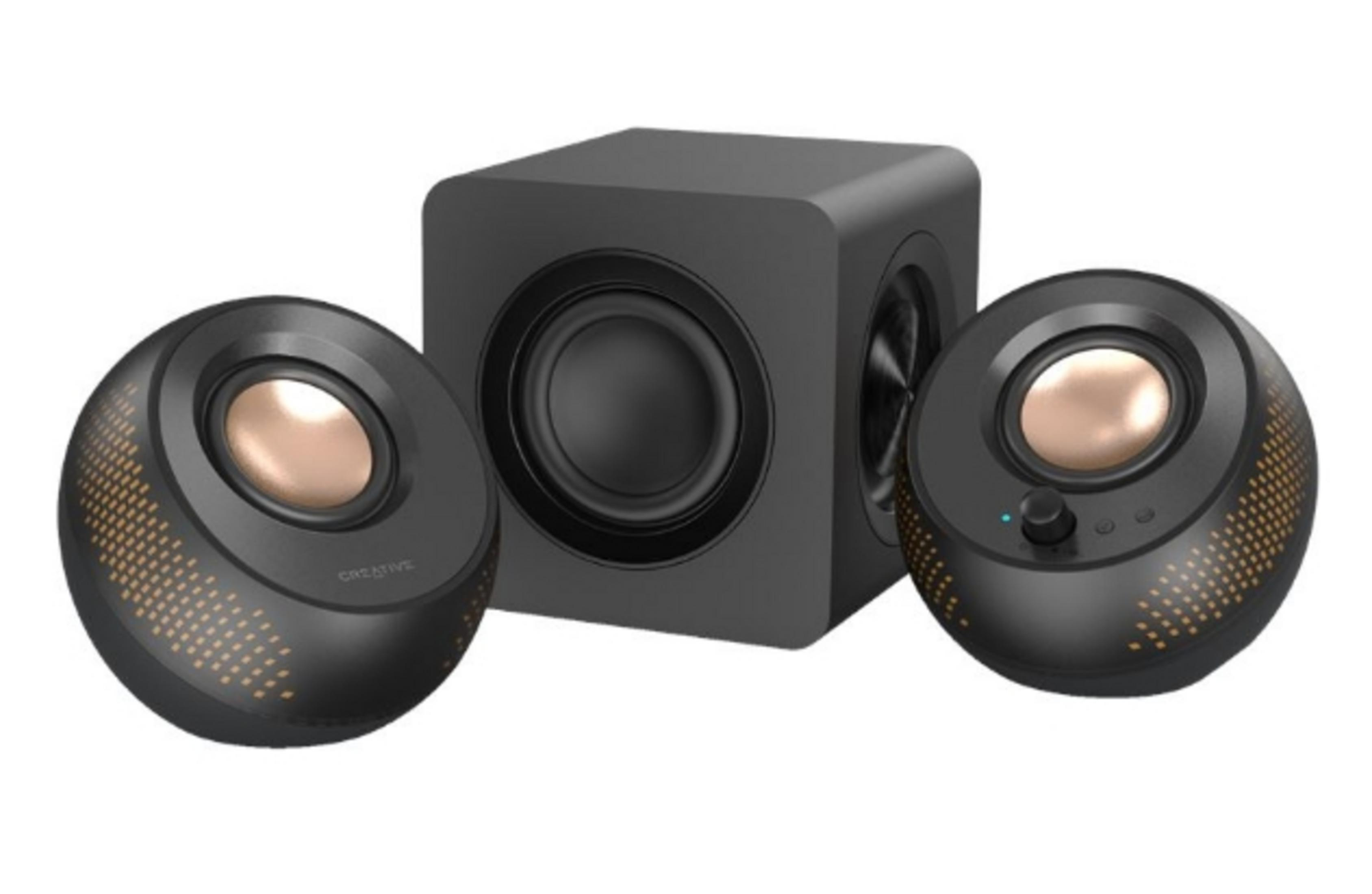 Subwoofer cubico nero con due altoparlanti satelliti sferici con accenti in rame.