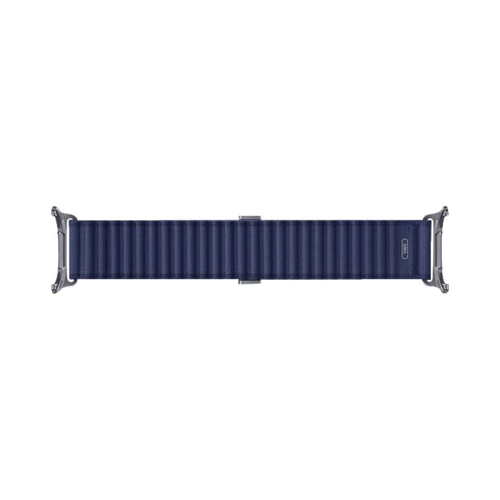 Un cinturino blu scuro con coste verticali e connettori argentati.