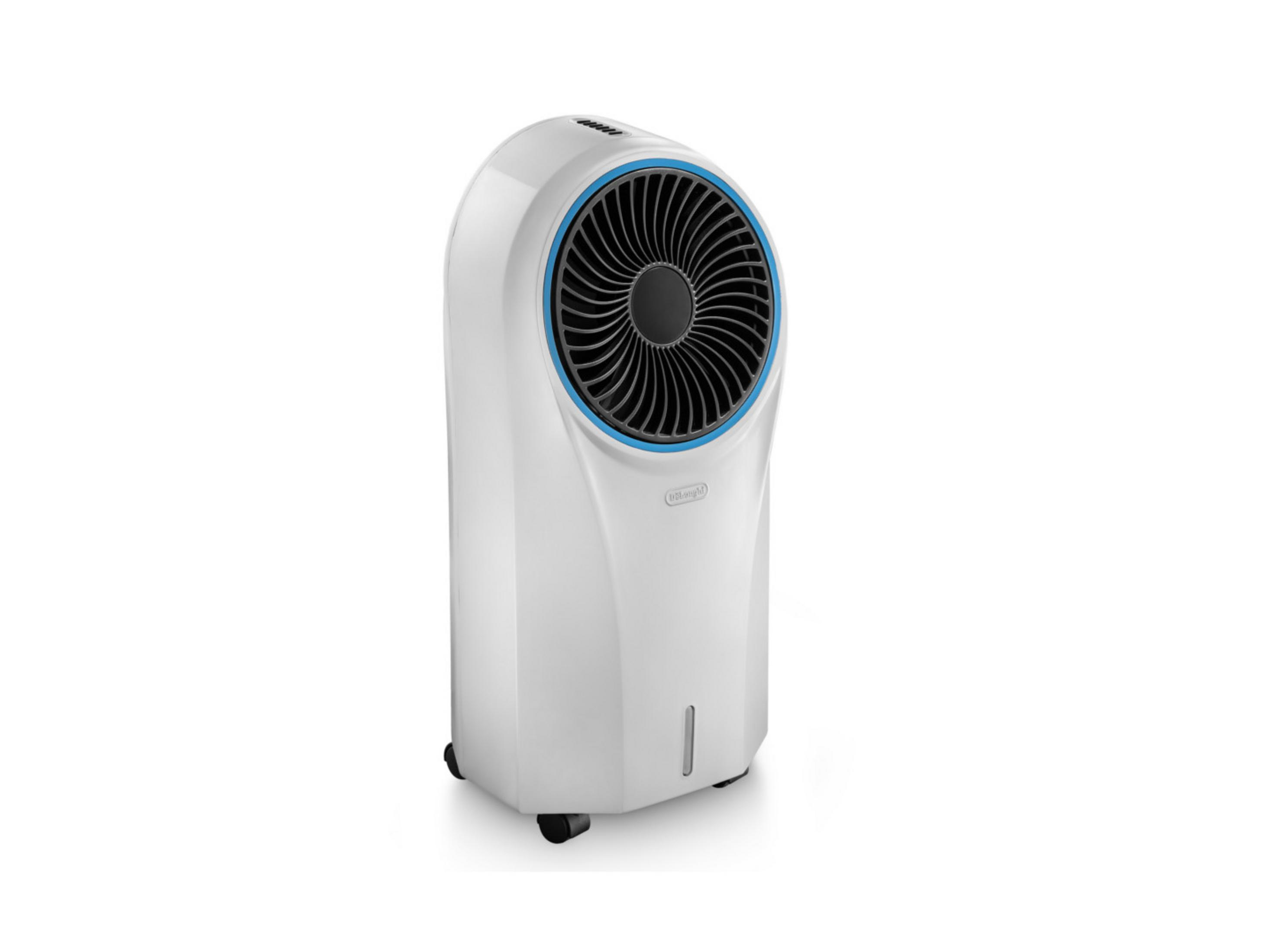 Un enfriador de aire blanco con anillo azul y rejilla de ventilador negra con ruedas.