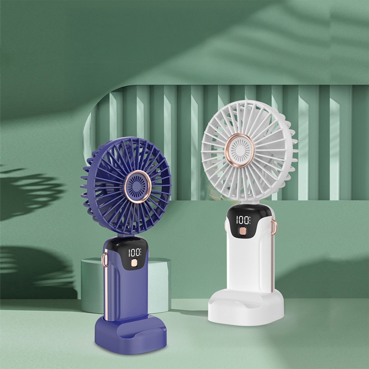 Due ventilatori portatili, uno blu e uno bianco, con display digitali che mostrano il 100%.