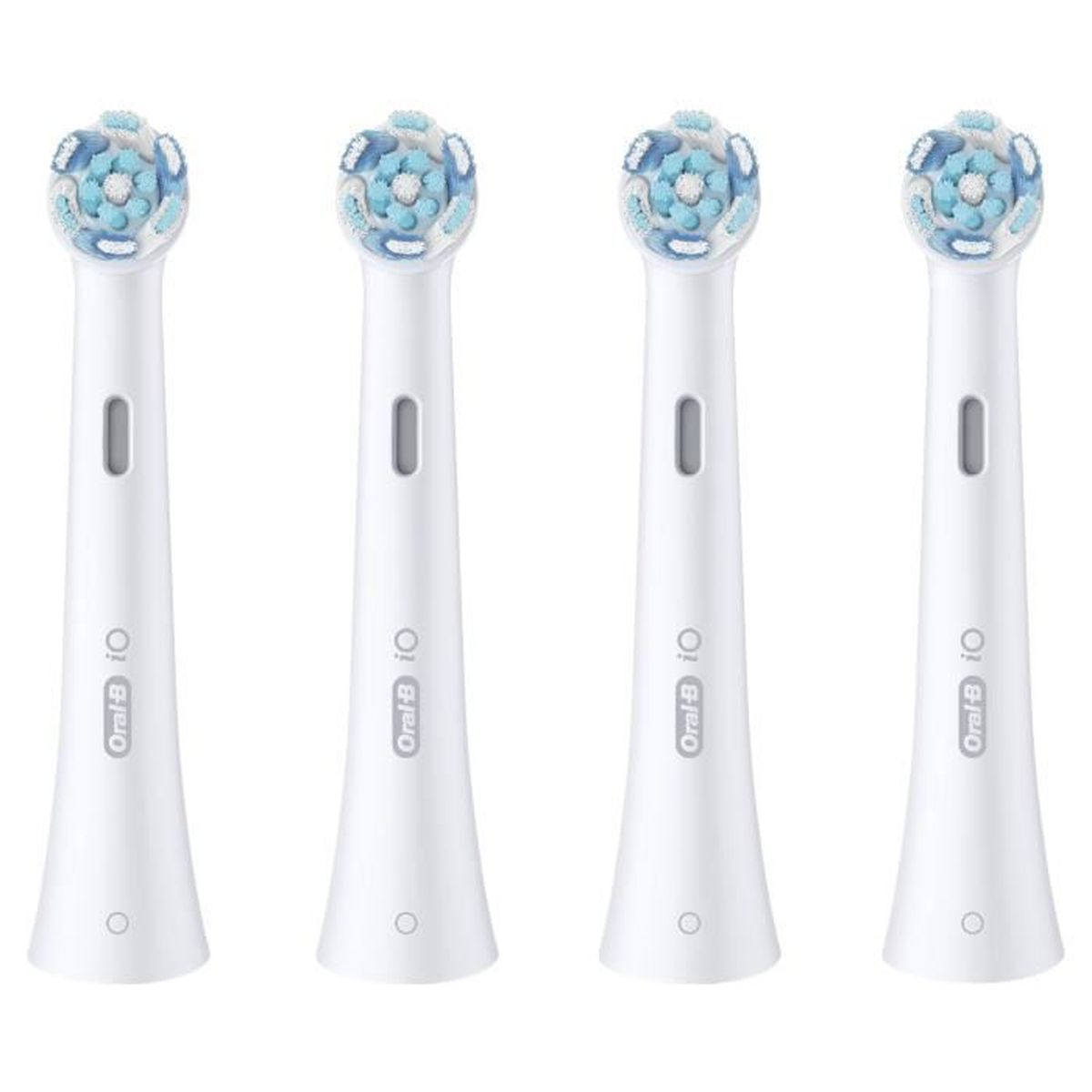 Vier weiße Oral-B iO Zahnbürstenköpfe mit blauen und weißen Borsten.