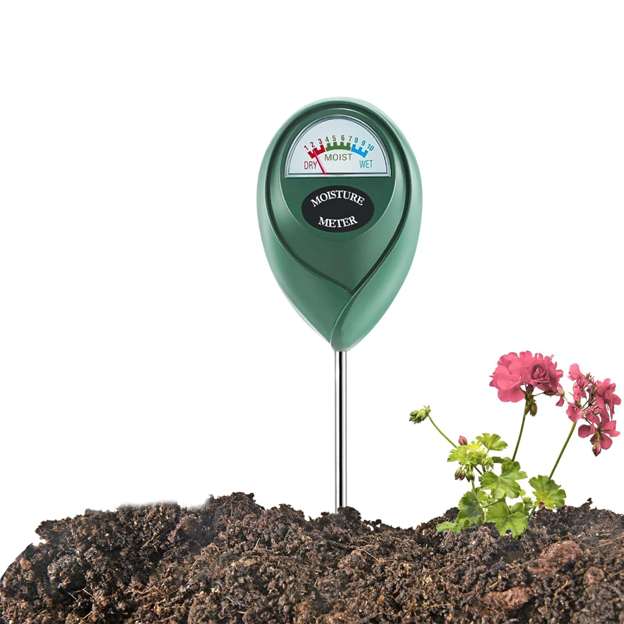 Ein grünes Feuchtigkeitsmessgerät steckt in Erde neben rosa Blumen.