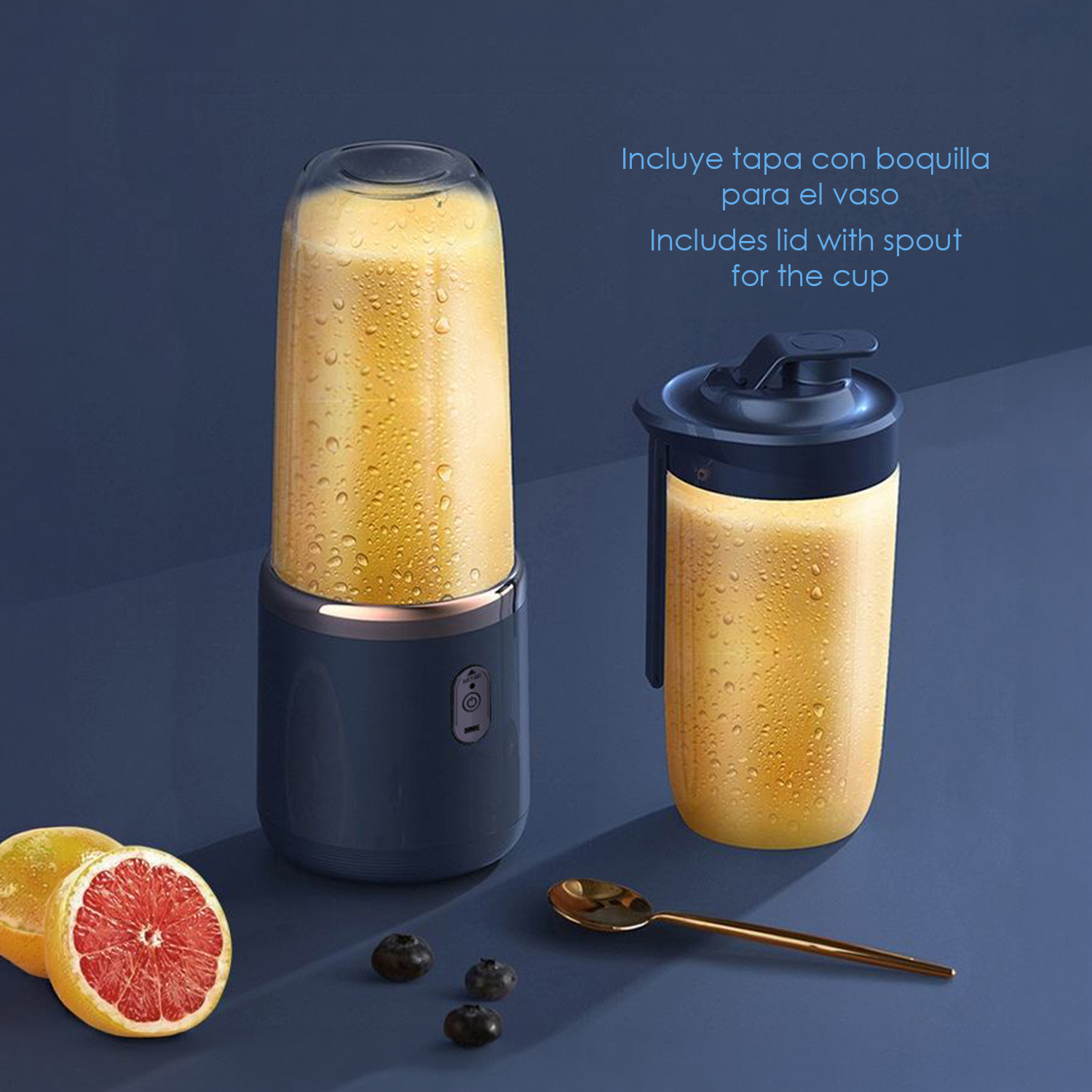 Ein Mixerbecher mit orangem Saft neben einem Becher mit Deckel und Früchten.