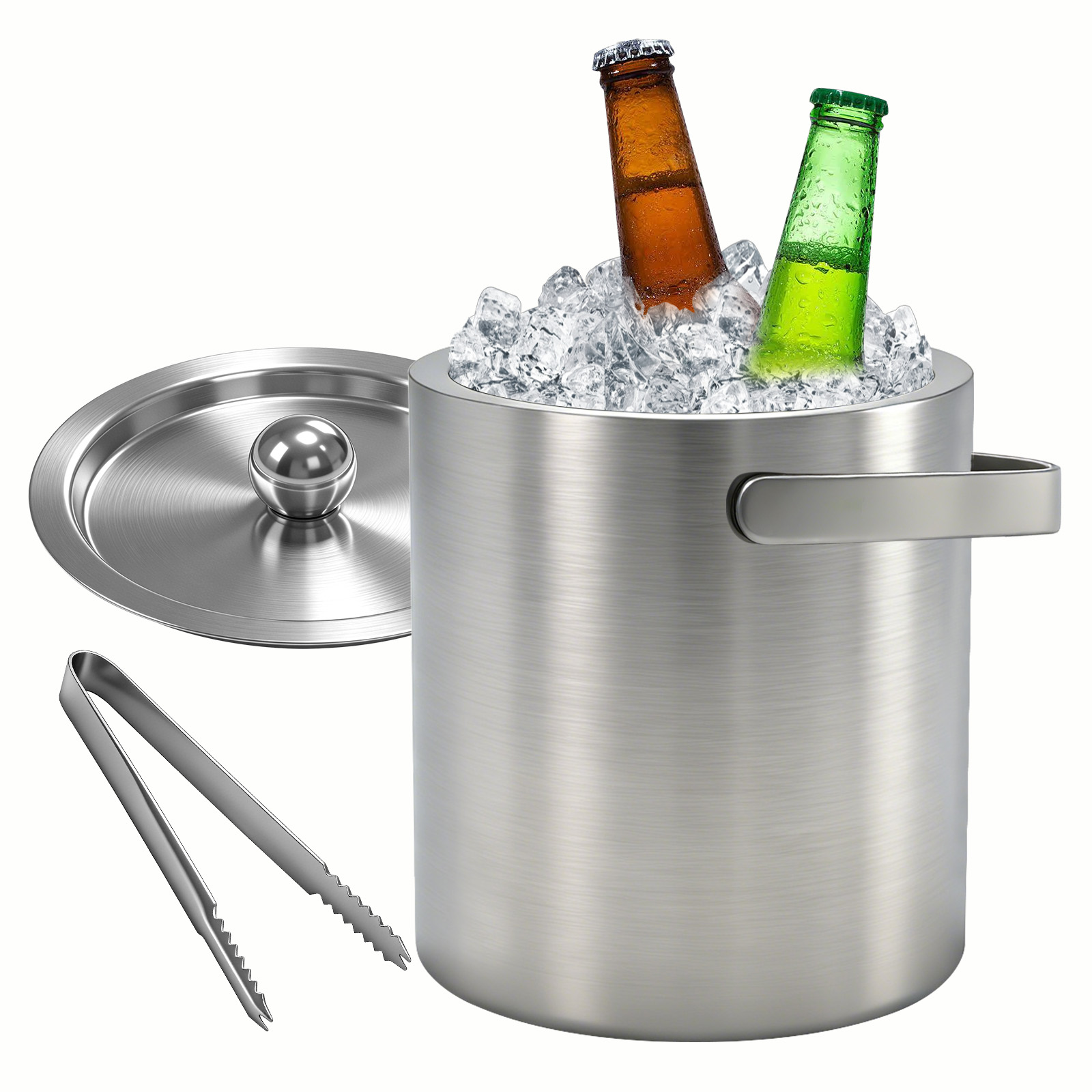 Zwei Bierflaschen in einem silbernen Eiskübel mit Eiswürfeln und Zange.