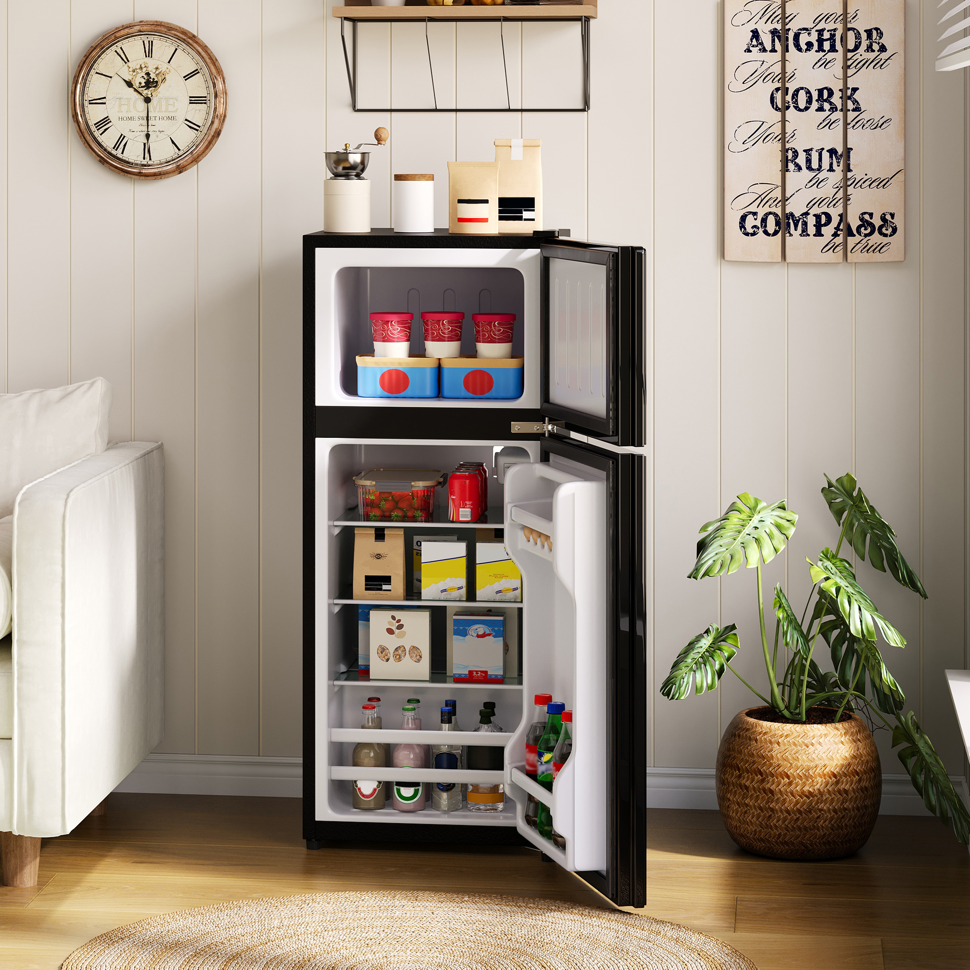 Offener Kühlschrank mit Essen, Uhr an der Wand, Sofa und Pflanze.