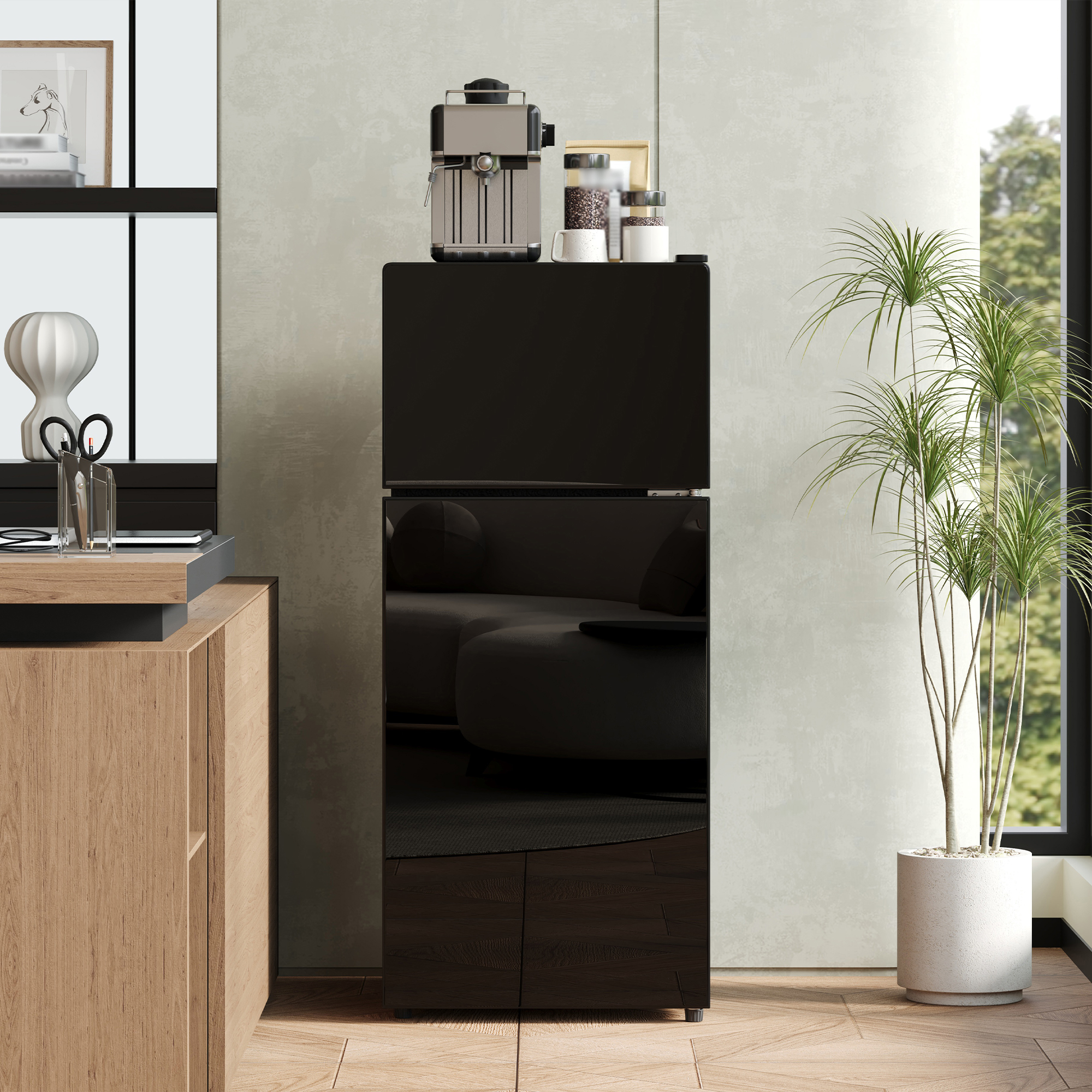 Ein schwarzer Kühlschrank mit Espressomaschine und Gläsern obendrauf.