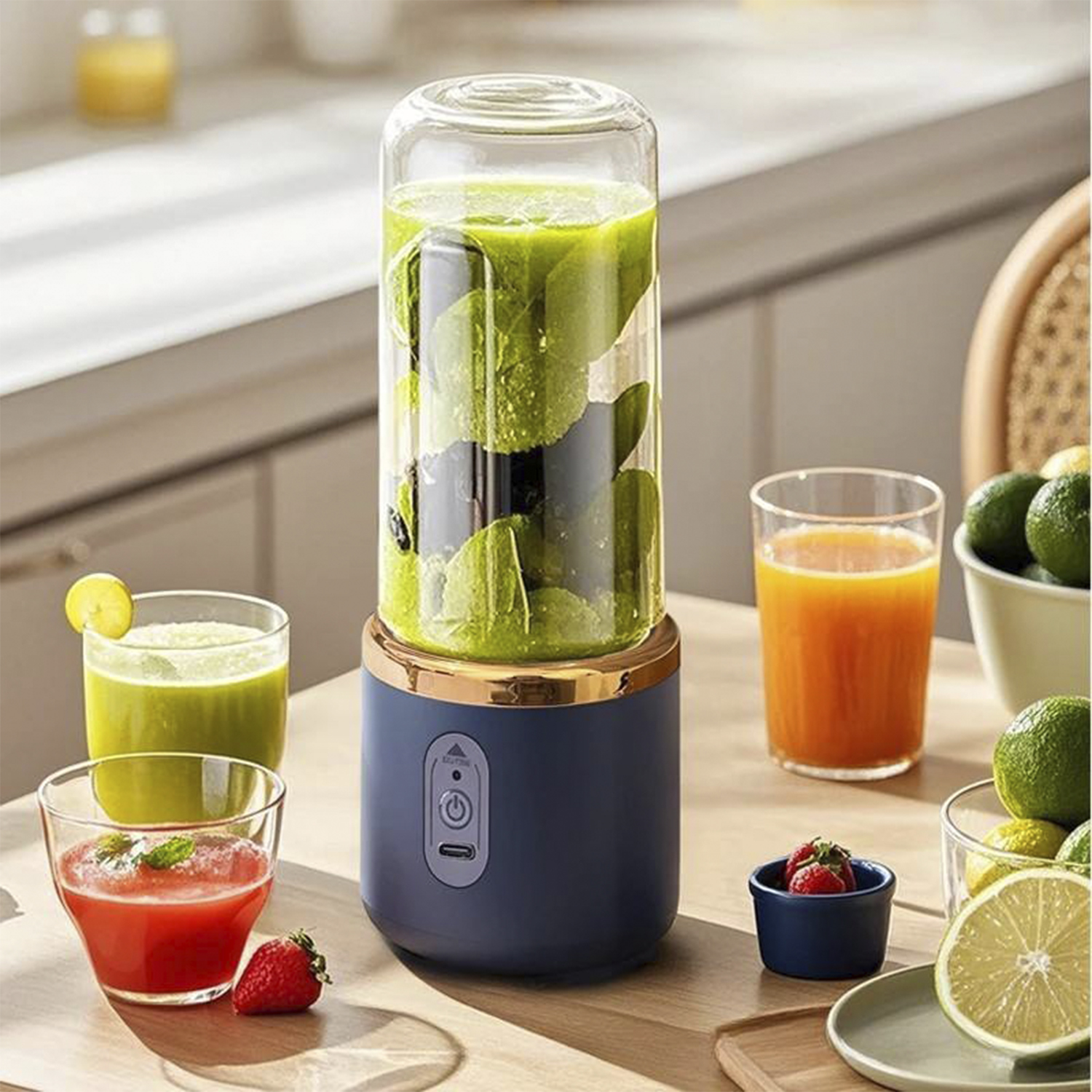 Ein tragbarer Mixer mit grünem Smoothie, daneben rote und orangefarbene Getränke und Früchte.