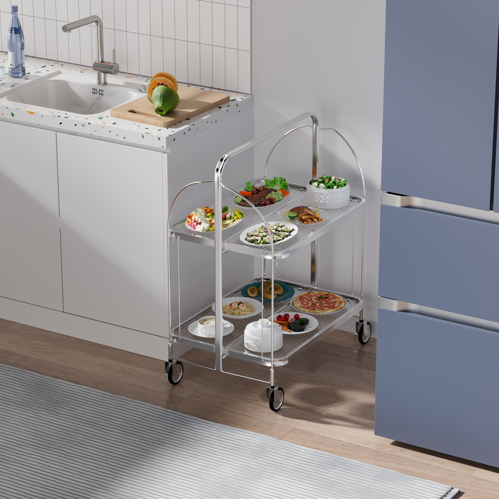Ein verchromter Servierwagen mit Essen steht neben einem blauen Kühlschrank. Eine Küchenzeile mit Spüle ist sichtbar.