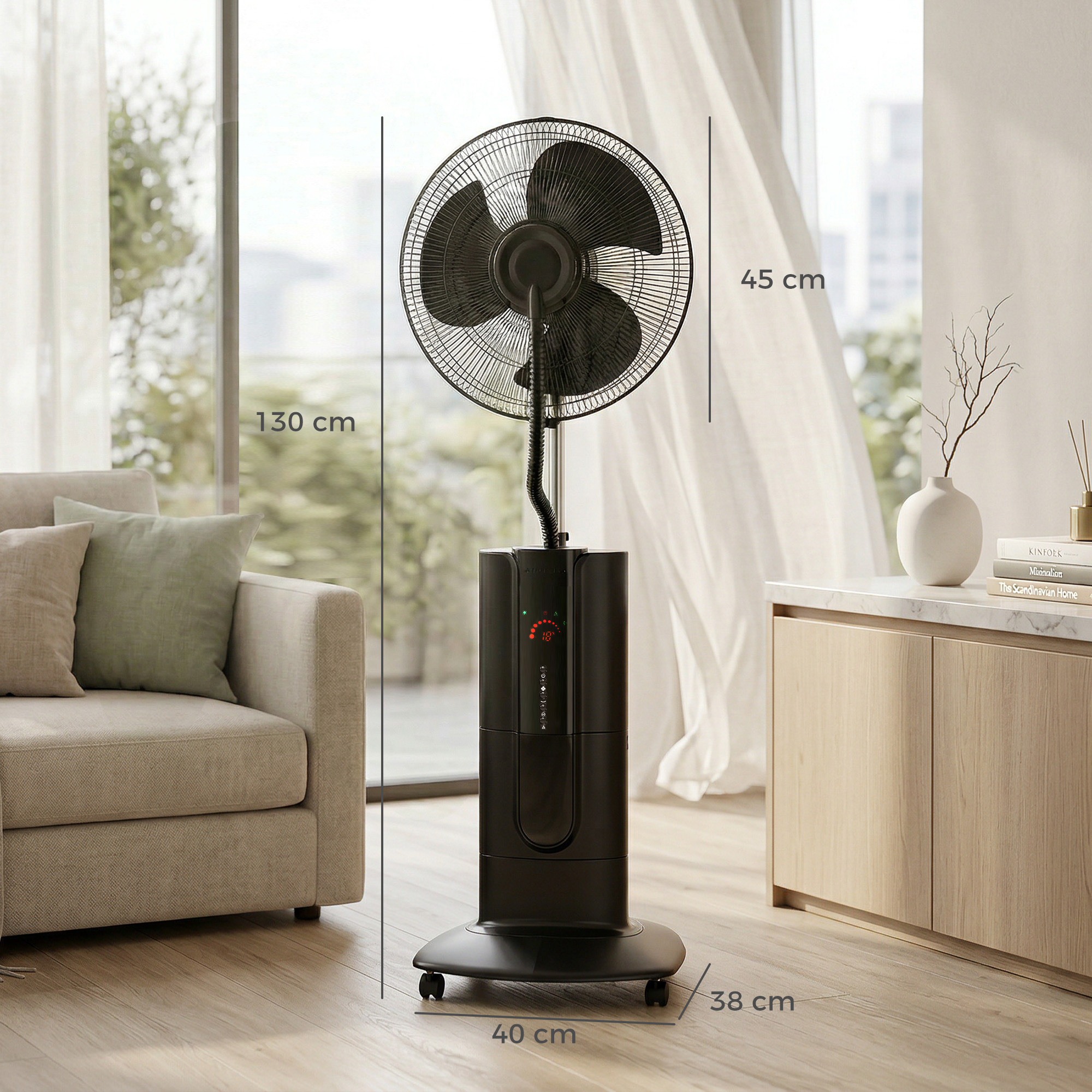 Un ventilatore da terra nero con nebulizzatore è accanto a un divano. Vengono mostrate le dimensioni.