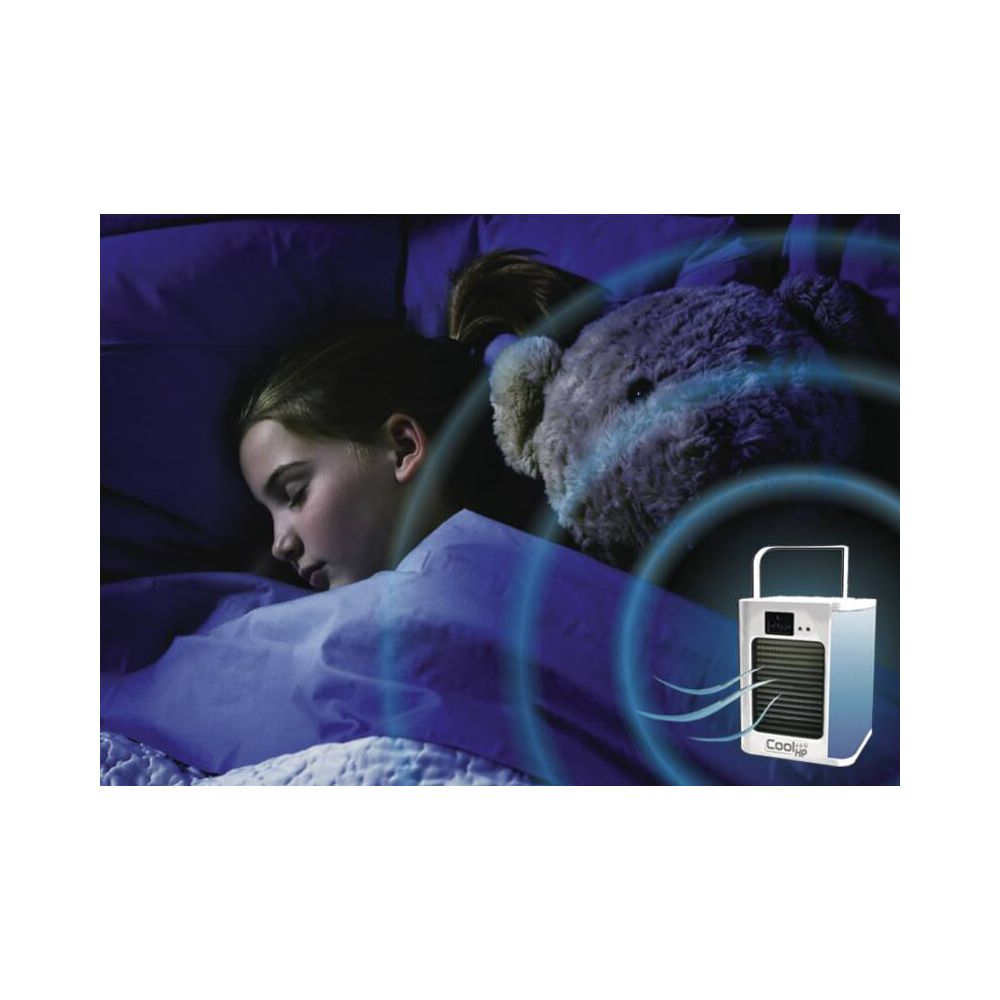 Una bambina dorme accanto a un orsacchiotto, con un refrigeratore accanto.