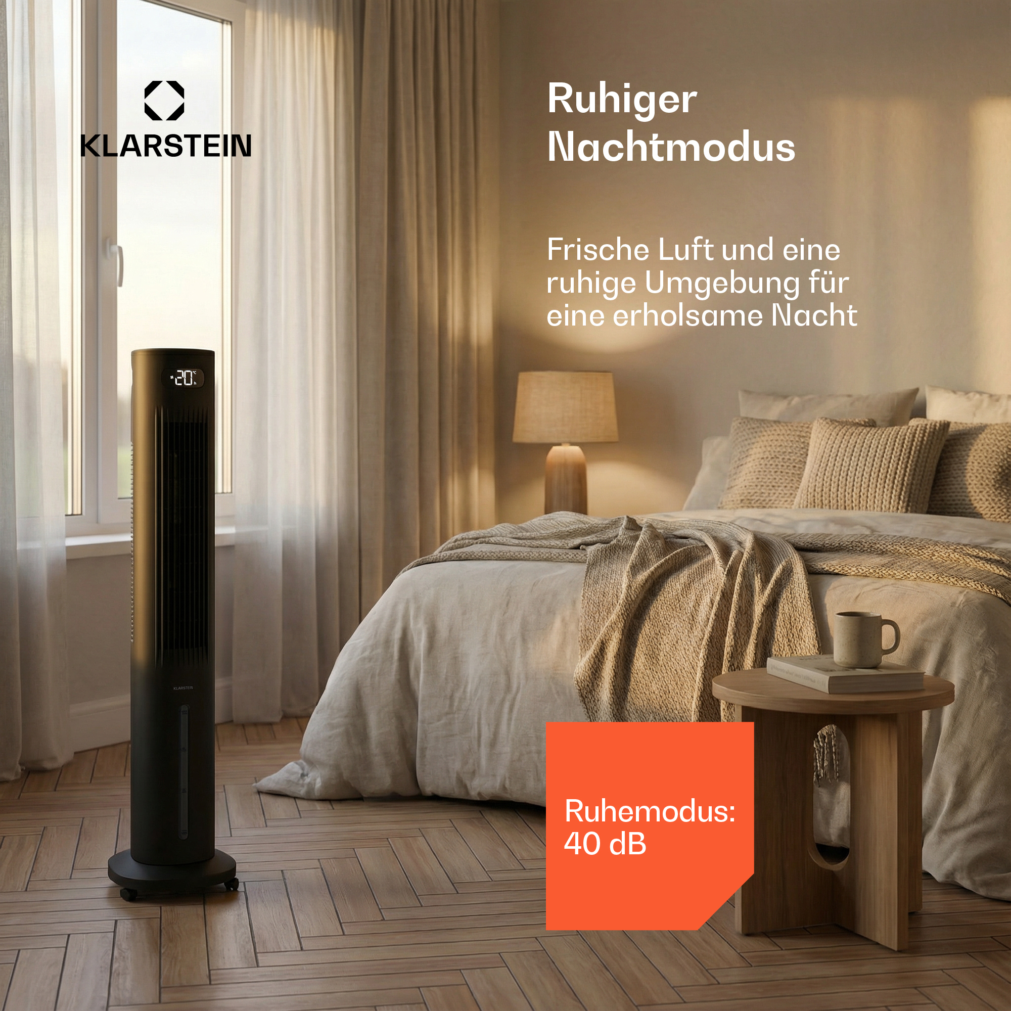 Schwarzer Turmventilator neben einem Bett mit Nachttisch und Lampe.