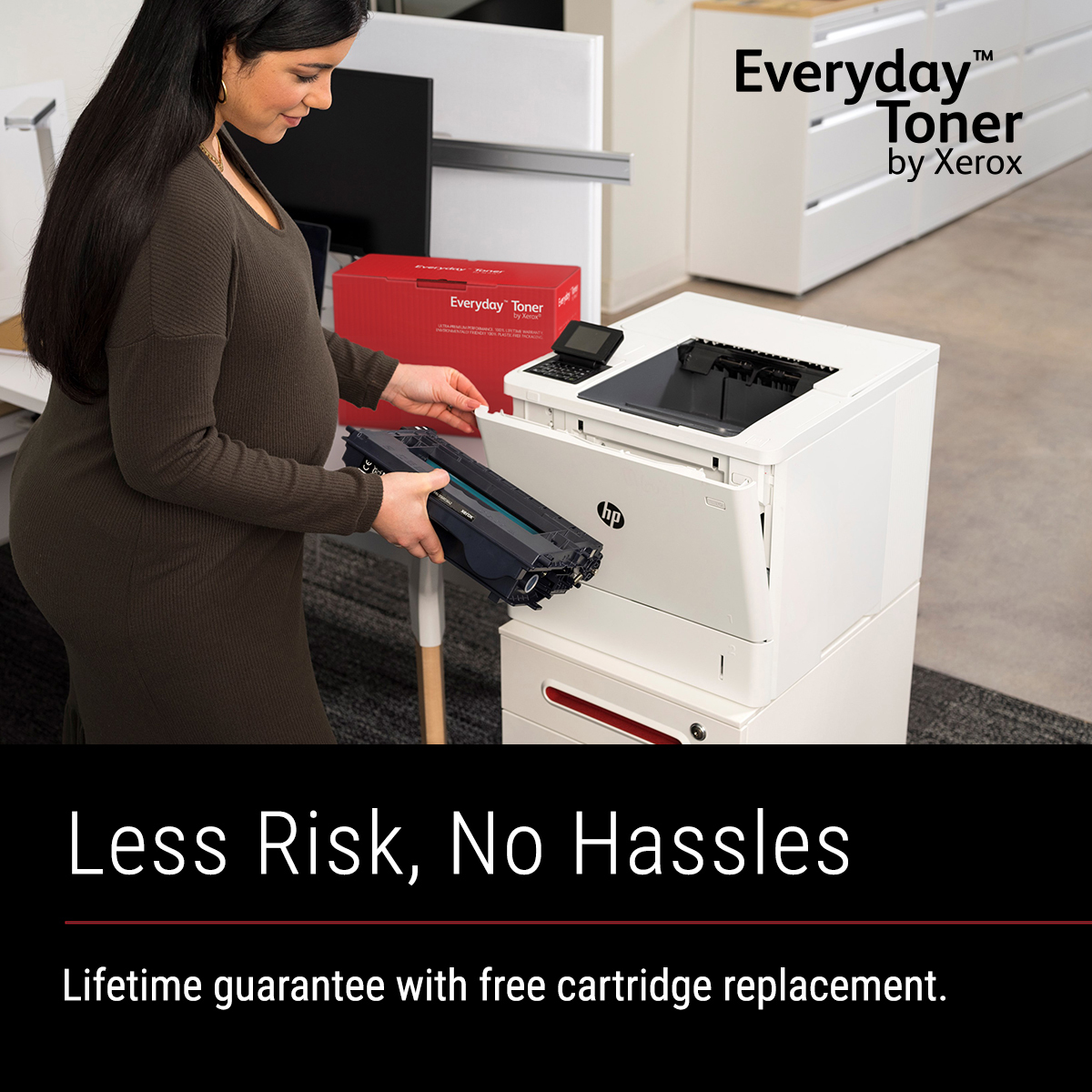 Kobieta wymienia wkład tonera w drukarce. Tekst: Mniej ryzyka, bez kłopotów.