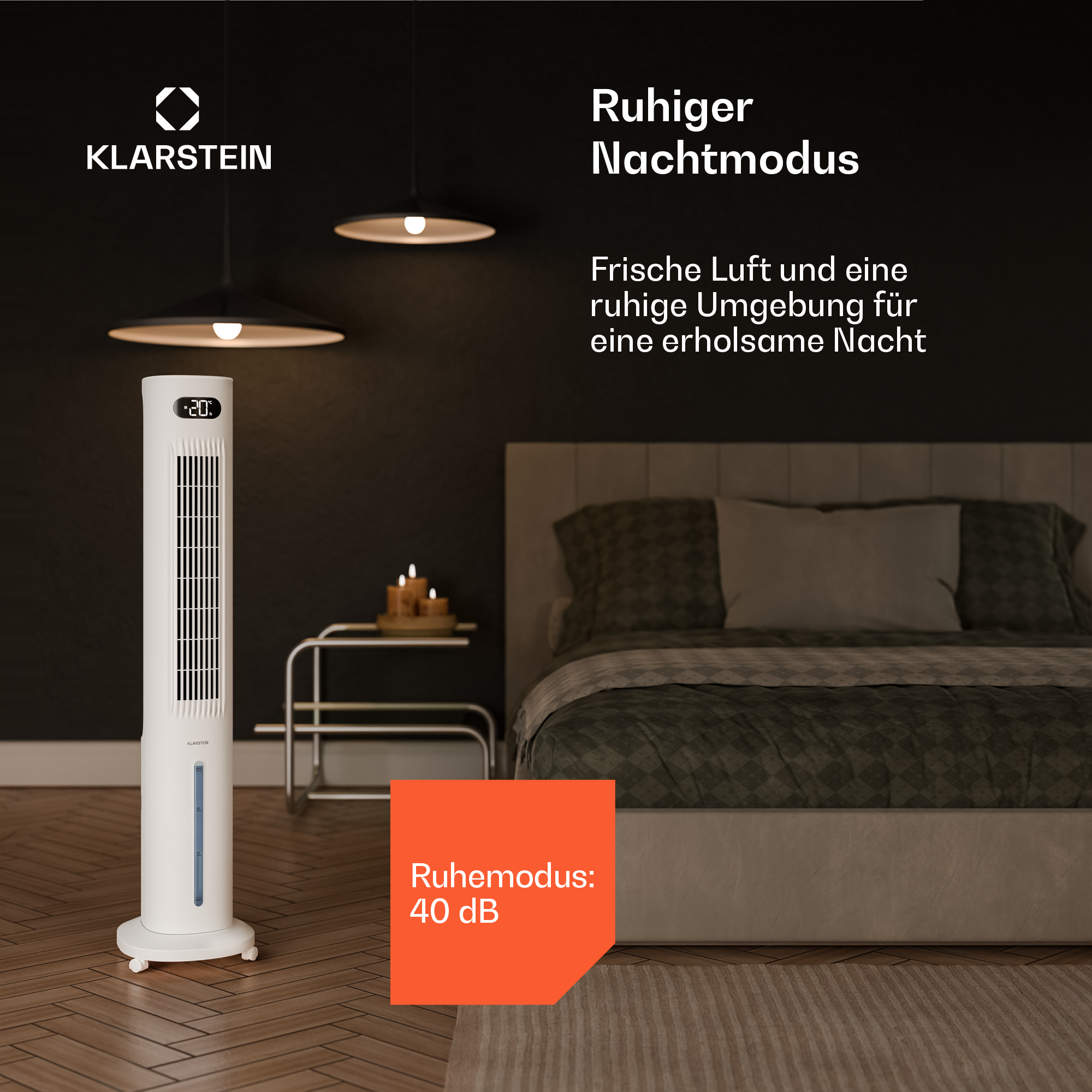 Ein weißer Turmventilator steht neben einem Bett in einem dunklen Raum.