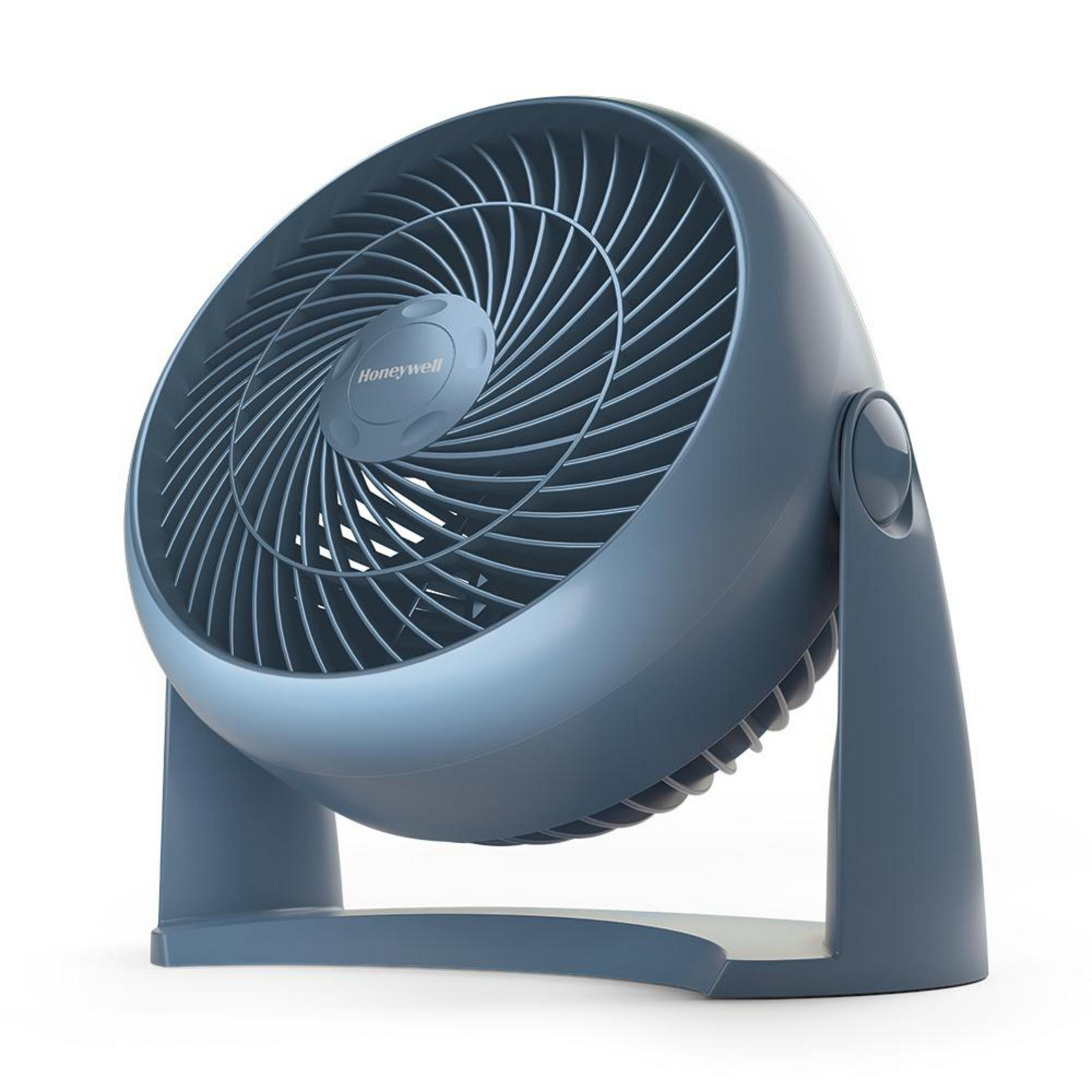 Un ventilatore da tavolo Honeywell blu è mostrato su sfondo bianco.