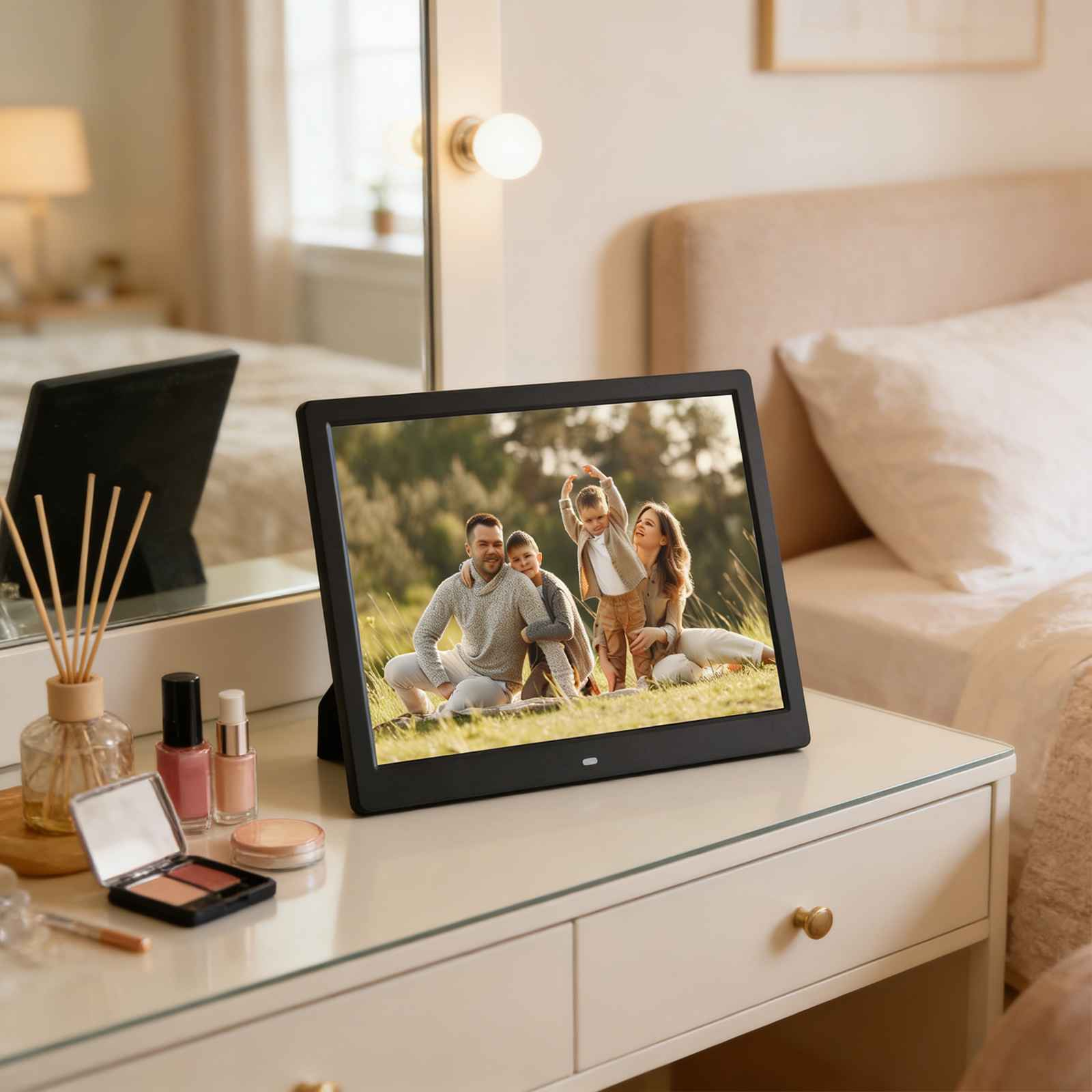 Digitaler Bilderrahmen zeigt Familie im Freien, auf einem Nachttisch.