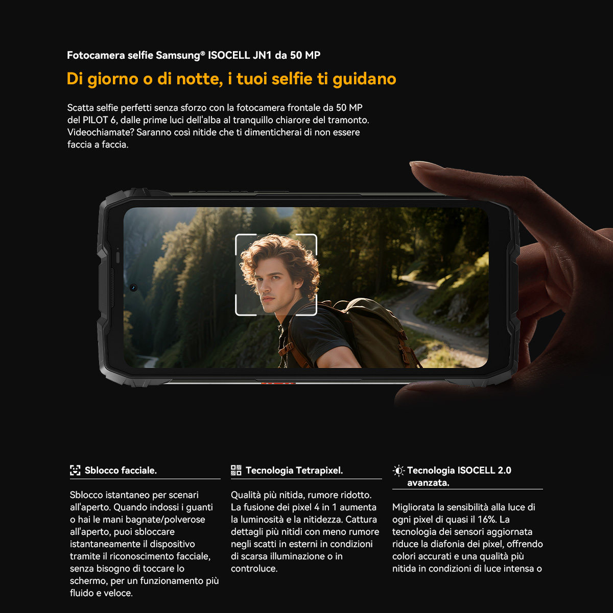 Un uomo guarda nella fotocamera di uno smartphone che mostra un paesaggio all'aperto.