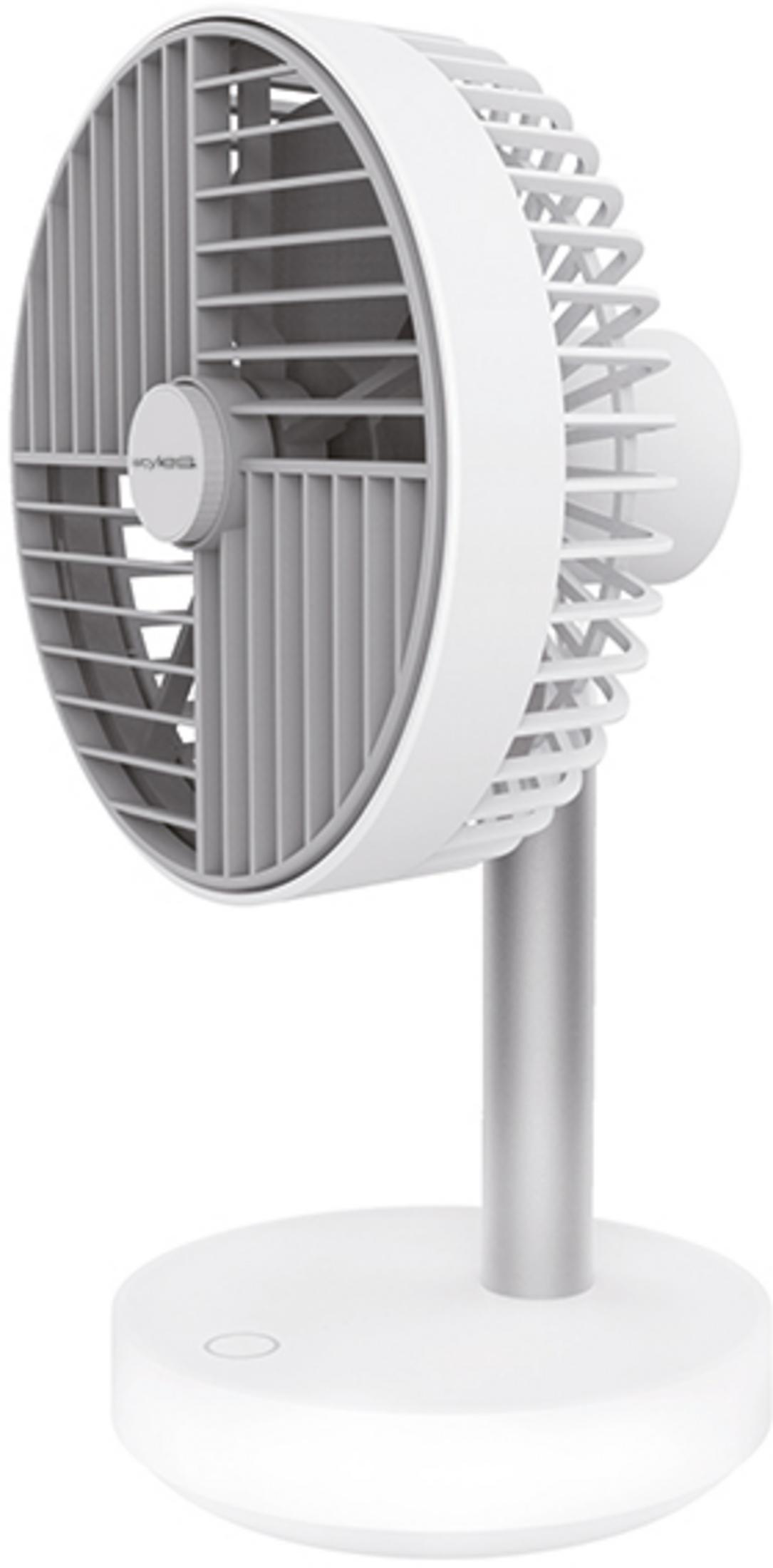 Ein weißer Tischventilator mit silbernem Ständer und runder Basis.