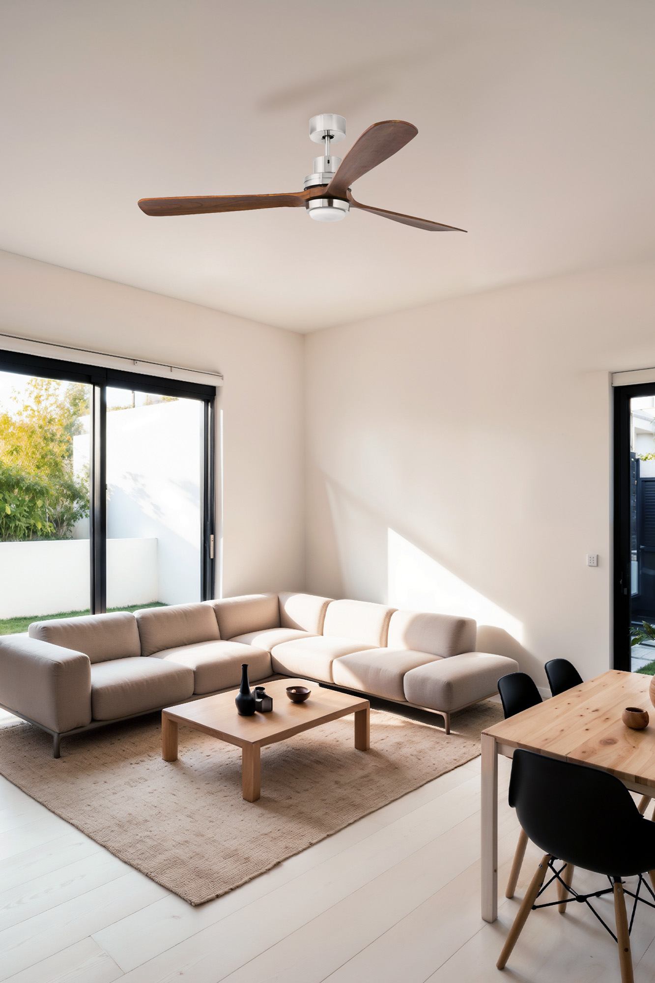 Un soggiorno moderno con divano angolare, tavolo in legno, ventilatore a soffitto e zona pranzo.