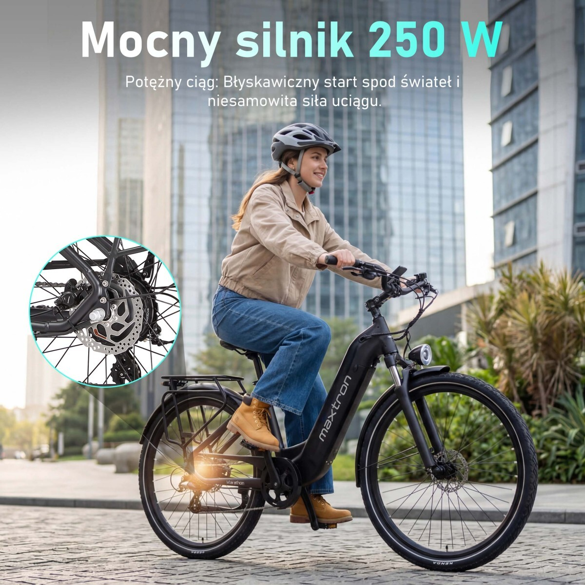 Kobieta w kasku i jeansach jedzie na czarnym rowerze elektrycznym. Zbliżenie tylnego koła.