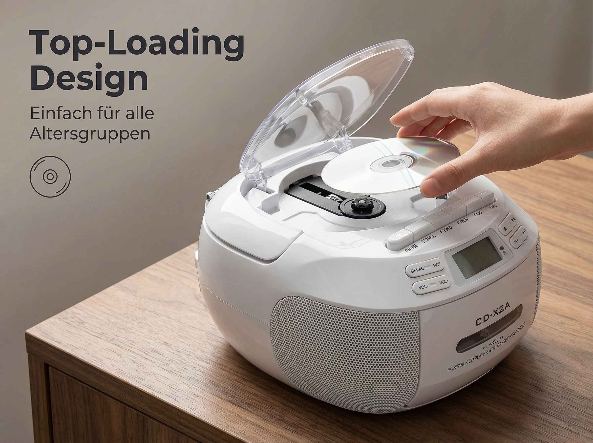 Eine Hand legt eine CD in einen weißen CD-Player mit Kassettendeck.