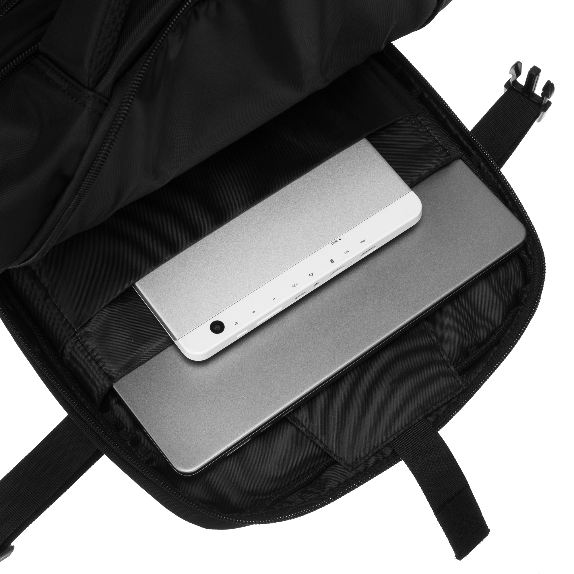 Wnętrze czarnego plecaka zawiera srebrnego laptopa i biały tablet.