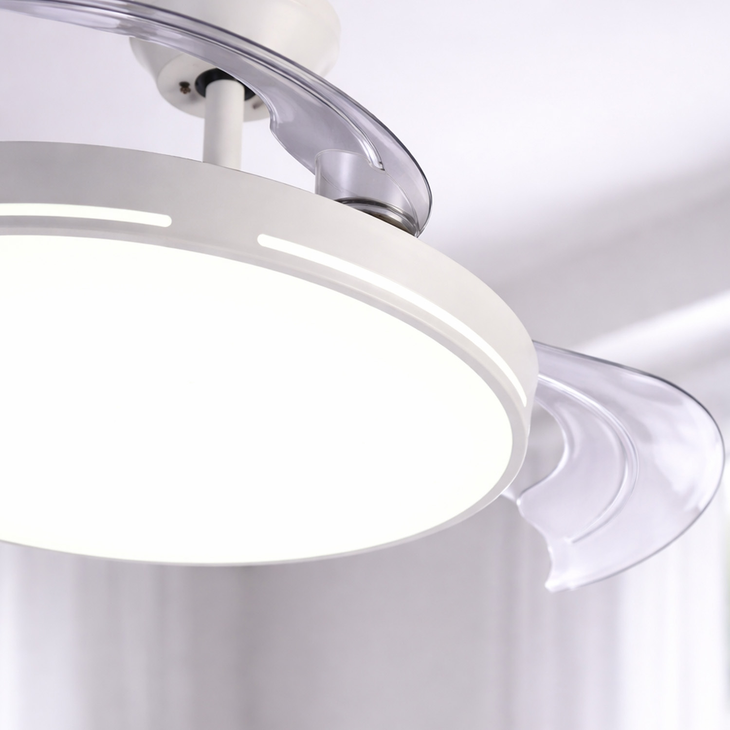 Un ventilador de techo moderno con luz integrada.