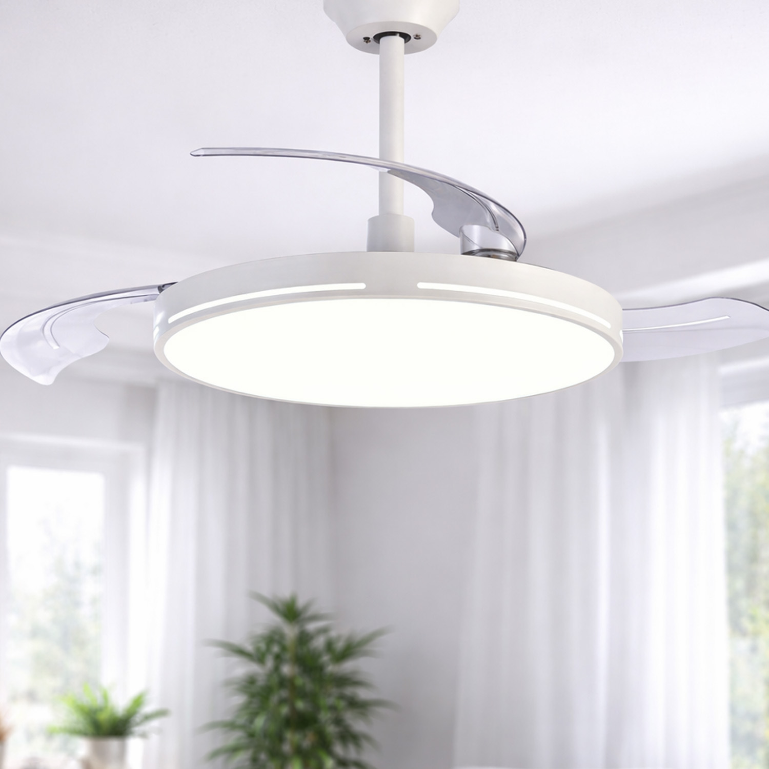 Un moderno ventilador de techo blanco con luz y aspas transparentes est instalado en interior.