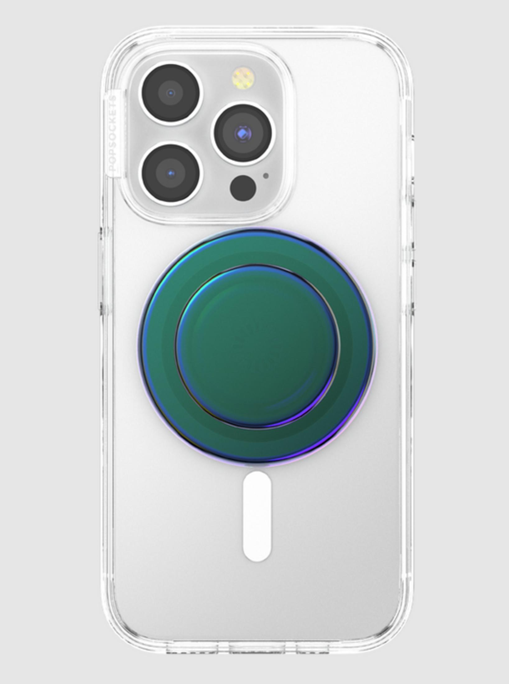 Funda transparente con accesorio magnético verde y módulo de cámara.