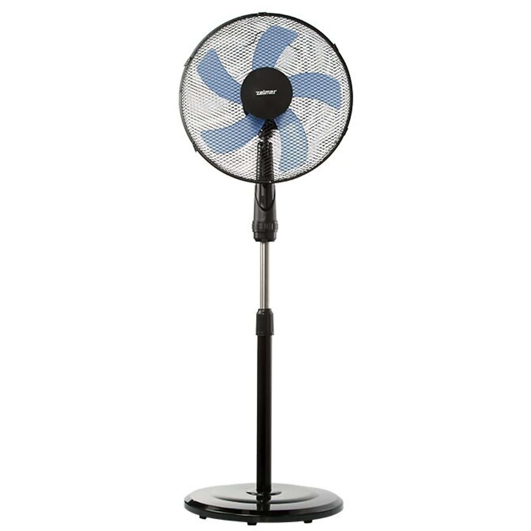 Un ventilatore da terra nero con pale blu e supporto argentato.